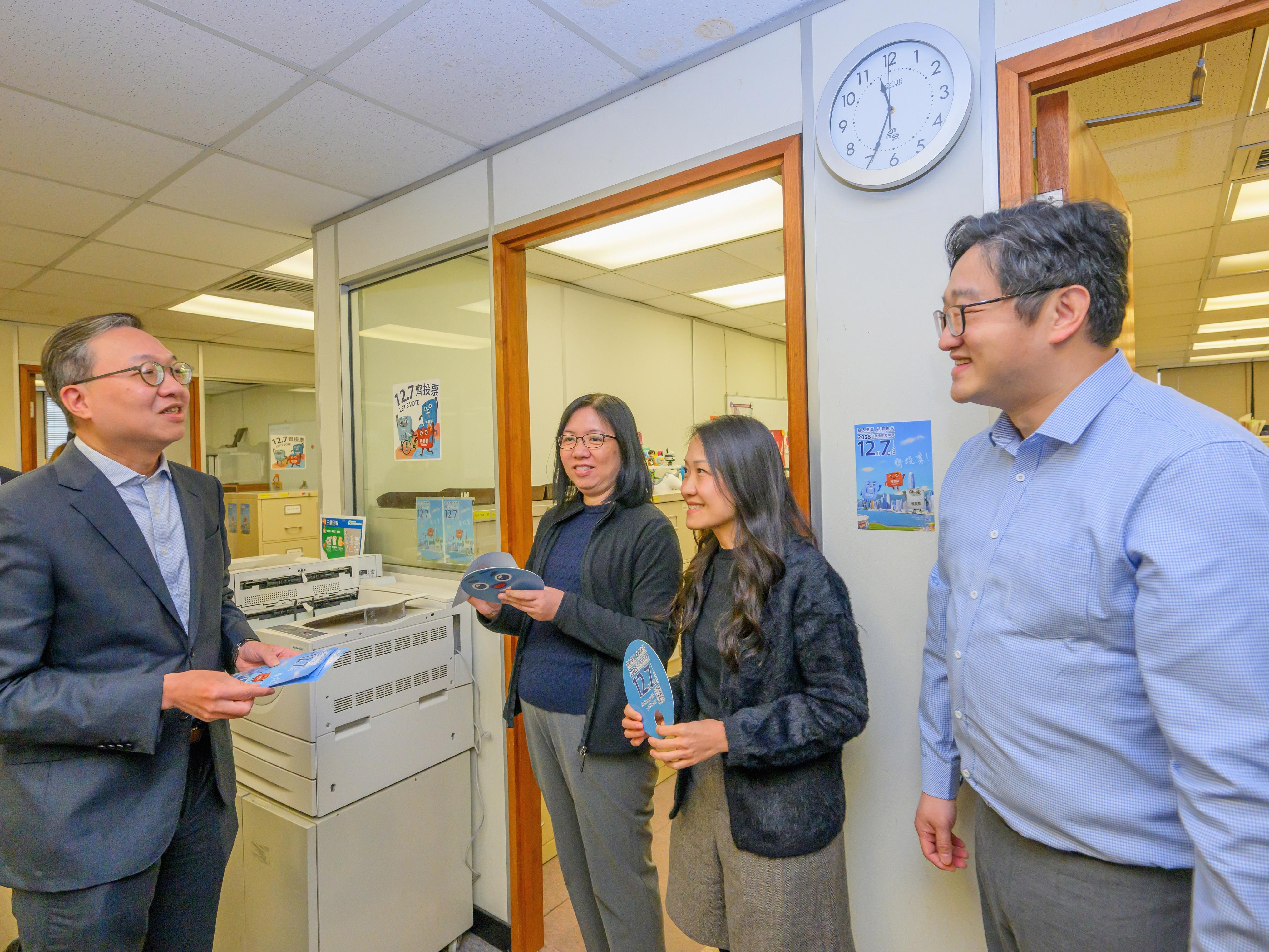The Financial Secretary, Mr Paul Chan; the Secretary for Justice, Mr Paul Lam, SC; and the Secretary for the Civil Service, Mrs Ingrid Yeung, visited government offices in Wan Chai today (November 20) to promote and call on civil servants to vote together in the Legislative Council (LegCo) Election on December 7. Photo shows Mr Lam (first left) reminding colleagues at the workplace of the Innovation and Technology Commission to vote with their families in the LegCo Election on December 7.