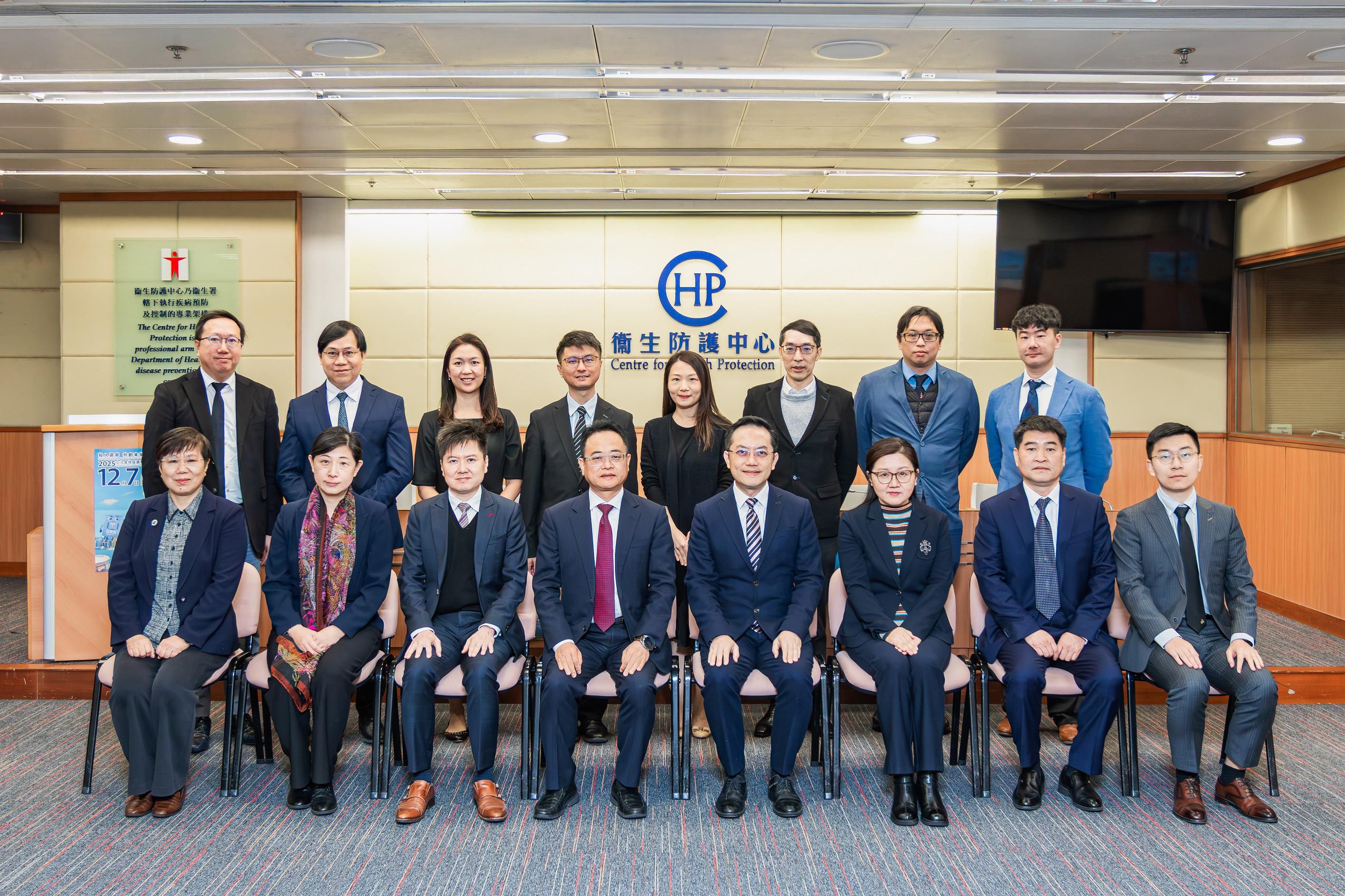 衞生署署長林文健醫生今日（十一月二十日）與訪港的中國疾病預防控制中心主任王健偉教授及代表團在衞生署衞生防護中心會面，交流本港在傳染病管理、監測和防控等方面的工作和成果。圖示林文健醫生（前排右四）和王健偉教授（前排左四）在會後與其他會議者合照。