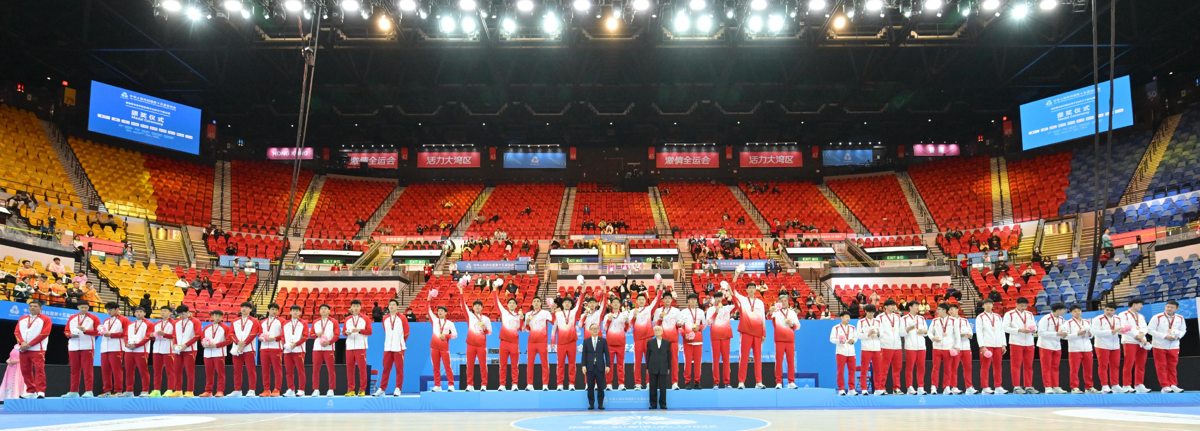 The Hong Kong Jockey Club Trophy Basketball (Men's U22) Competition of the 15th National Games concluded today (November 20). Photo shows the Chairman of the Hong Kong Jockey Club, Mr Martin Liao (front row, left), and the Chairman of the Eastern Sports Club, Mr Cheng Kai-ming (front row, right), with the gold medalists, Guangdong Team (back row, centre), the silver medalists, Shandong Team (back row, left), and the bronze medalists, Beijing Team (back row, right).