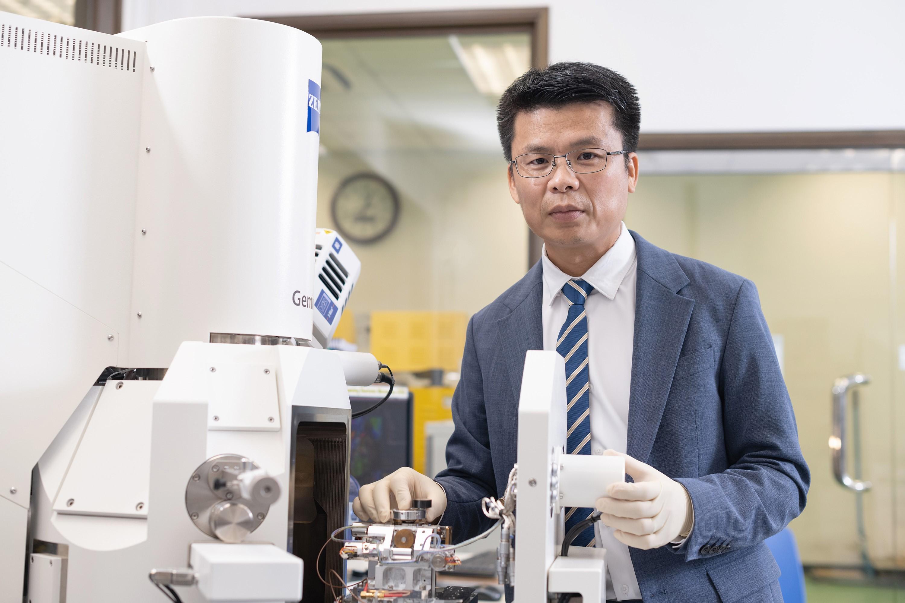 Invest Hong Kong announced today (November 21) that Dynano Semiconductor Technology Company Limited (Dynano Semiconductor) from the Mainland has officially established its foothold in Hong Kong as its headquarters. It aims to efficiently integrate the Chinese Mainland's manufacturing capacity, Hong Kong's international capital, and overseas cutting-edge technology, creating a synergistic model of "research and development in Hong Kong, pilot production in the Greater Bay Area, and access globe markets". Photo shows the Chief Technology Officer of Dynano Semiconductor, Professor Huang Mingxin.