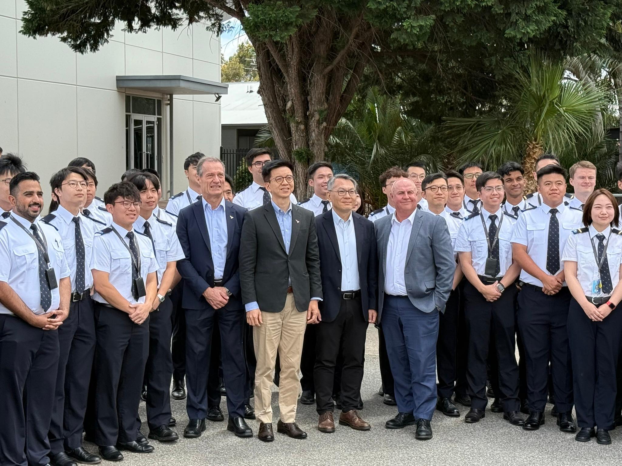 The Director-General of Civil Aviation, Mr Victor Liu, was invited to attend an event organised by Cathay Pacific Airways Limited and Flight Training Adelaide (FTA) to celebrate the 25th anniversary of the Civil Aviation Department's CAD509 Approval Scheme on November 20. Photo shows Mr Liu (front row, fifth right) with Cathay Pacific and FTA senior management and cadet pilots currently undergoing training in Adelaide.