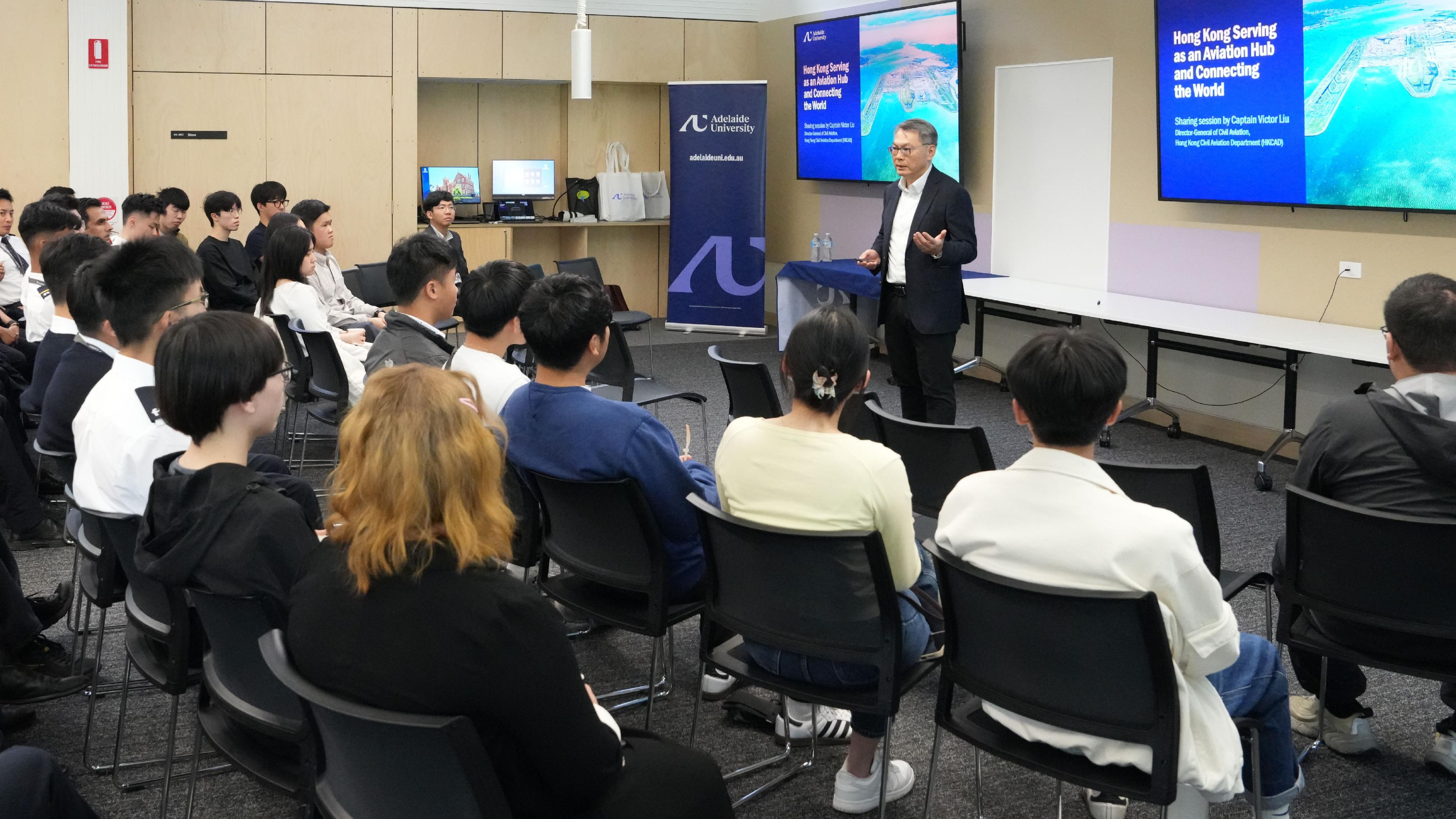 The Director-General of Civil Aviation, Mr Victor Liu, visited the University of South Australia in Adelaide on November 20 to share with students on aviation career development opportunities in Hong Kong. 
