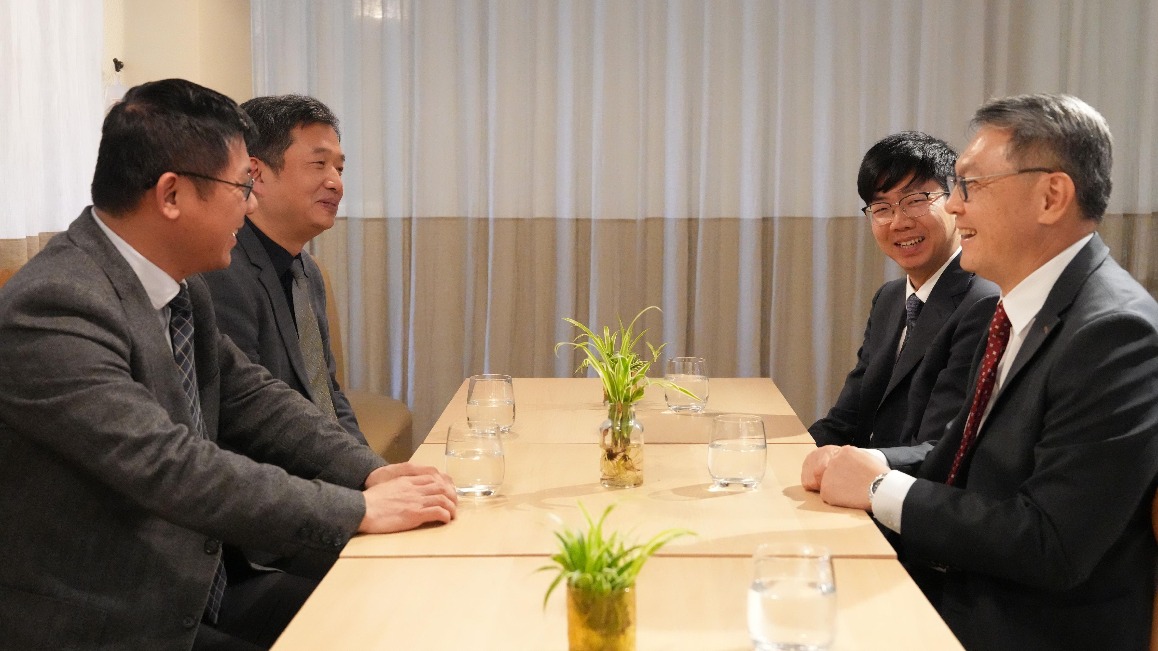 民航處處長廖志勇（右一）於十一月十九日在阿德萊德與中華人民共和國駐阿德萊德副總領事何江川（左一）會面。