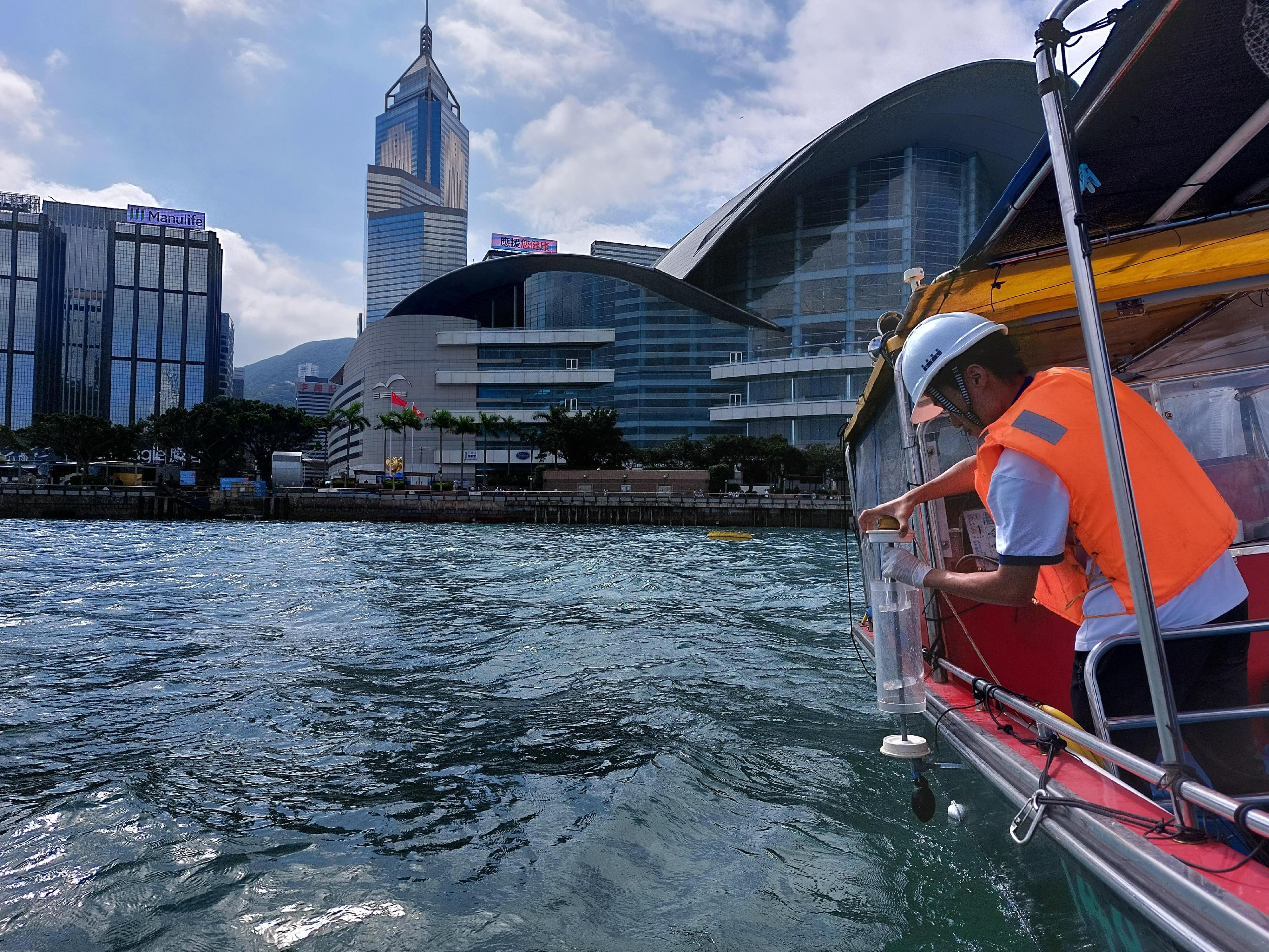 環境保護署運用先進智慧科技及分析最新的水文和天氣數據，詳細模擬預測賽事舉行時賽道的水質及水文狀況，更有效部署和執行各項截污和水質改善措施，以確保第十五屆全國運動會鐵人三項比賽和維港渡海泳在水質良好及潔淨的情況下進行。