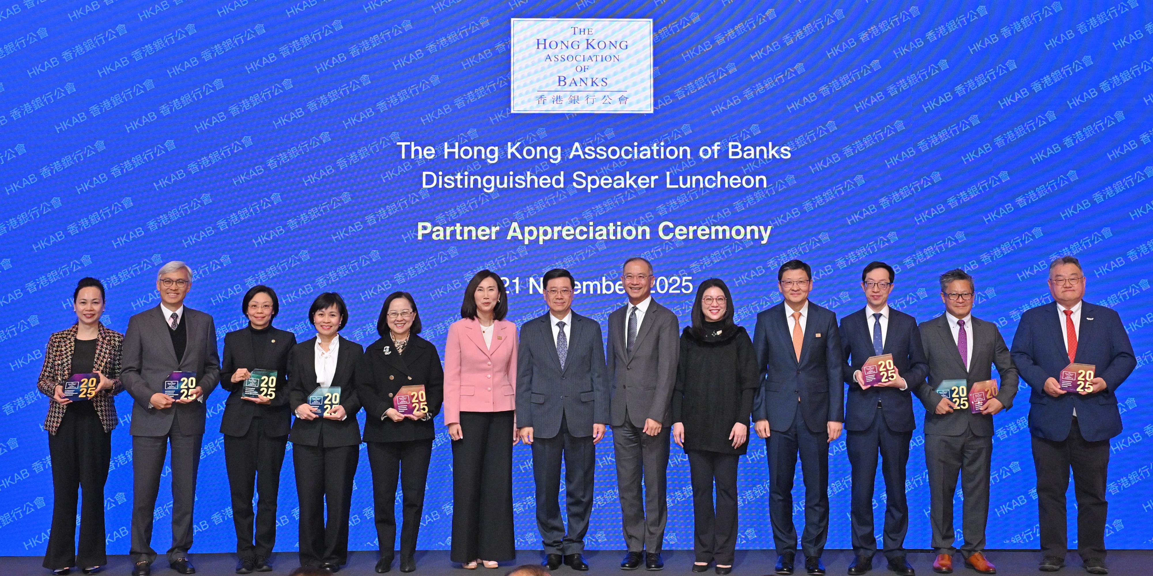 The Chief Executive, Mr John Lee, attended the Hong Kong Association of Banks Distinguished Speaker Luncheon today (November 21). Photo shows Mr Lee (centre); the Chairperson of the Hong Kong Association of Banks, Ms Mary Huen (sixth left), and other guests at the luncheon.