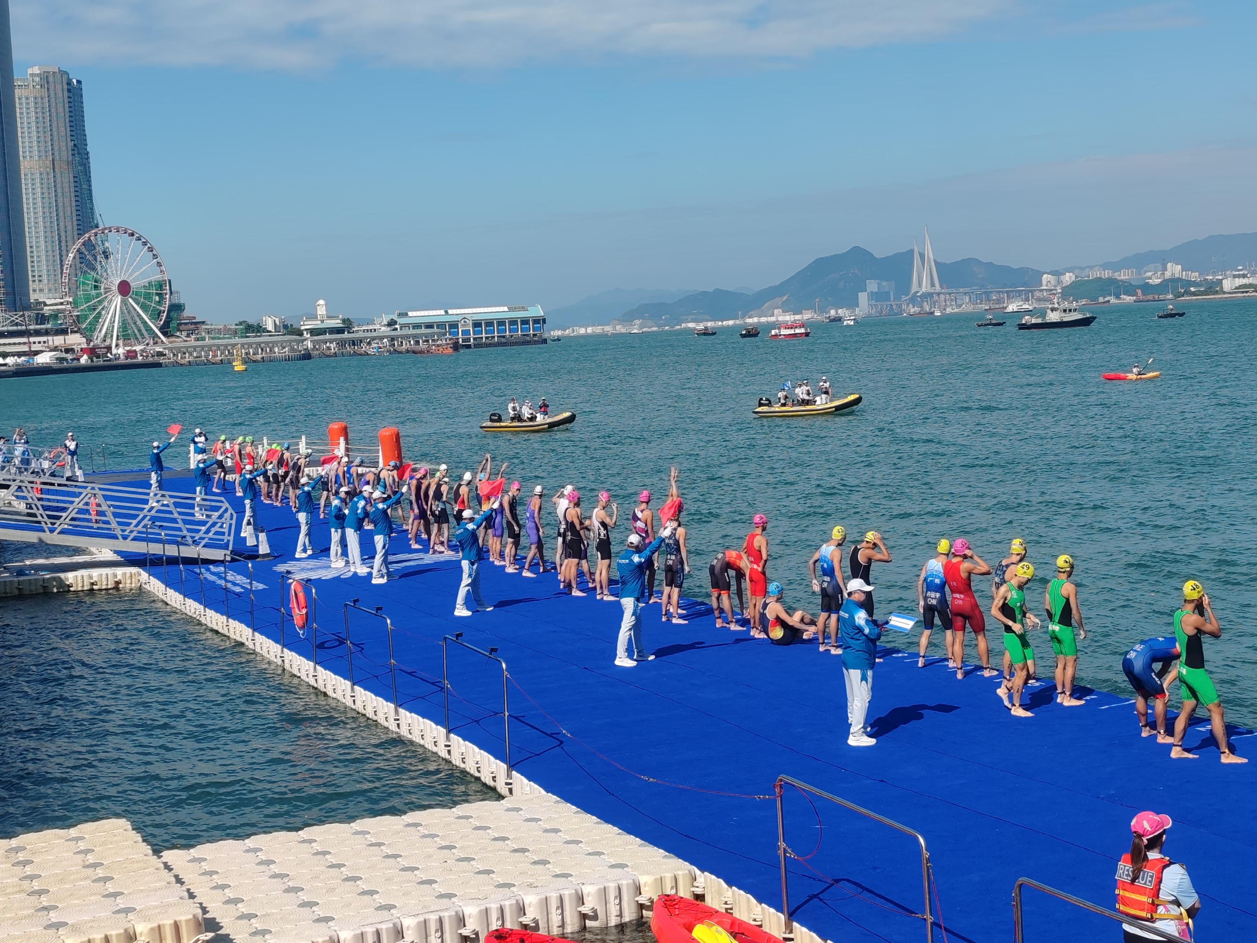 The 15th National Games triathlon competition was successfully held on November 15 and 16 at the Central Harbourfront Event Space and Victoria Harbour, underscoring the effectiveness of the Environmental Protection Department's efforts in water quality improvement and management.