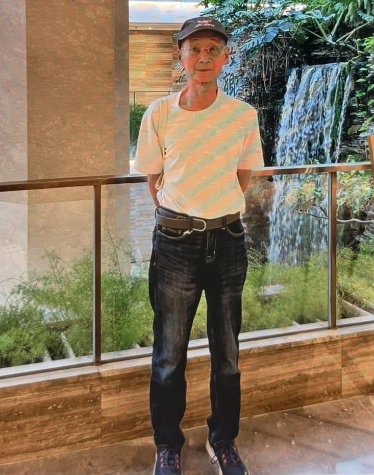 Law Hoi-sing, aged 77, is about 1.68 metres tall, 60 kilograms in weight and of thin build. He has a long face with yellow complexion and short black hair. He was last seen wearing a beige long-sleeved jacket, dark blue jeans, black shoes, a pair of glasses, a black cap and carrying a beige recycling bag.