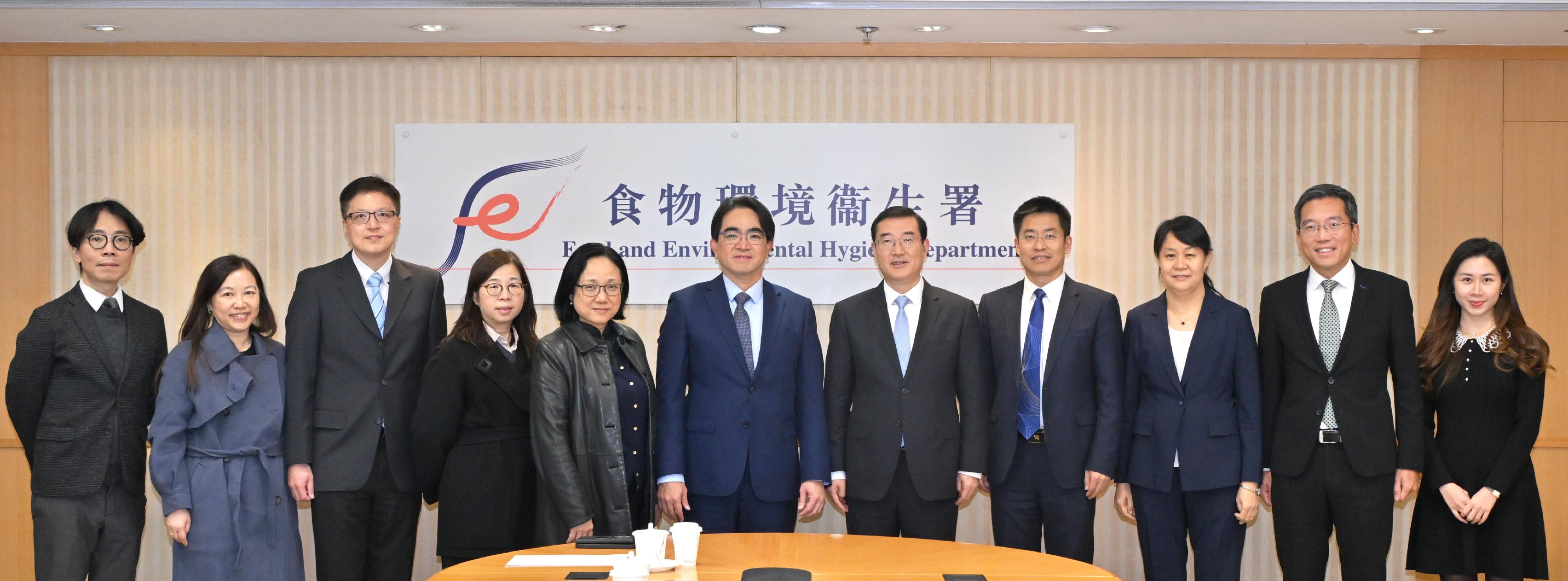 環境及生態局和轄下部門與國家海關總署代表團於十一月十八至二十日在香港會面和交流。圖示國家海關總署副署長趙增連（右五）、國家海關總署港澳台辦公室副主任張曉輝（右四）與食物環境衞生署署長吳文傑（中）會面後合照。