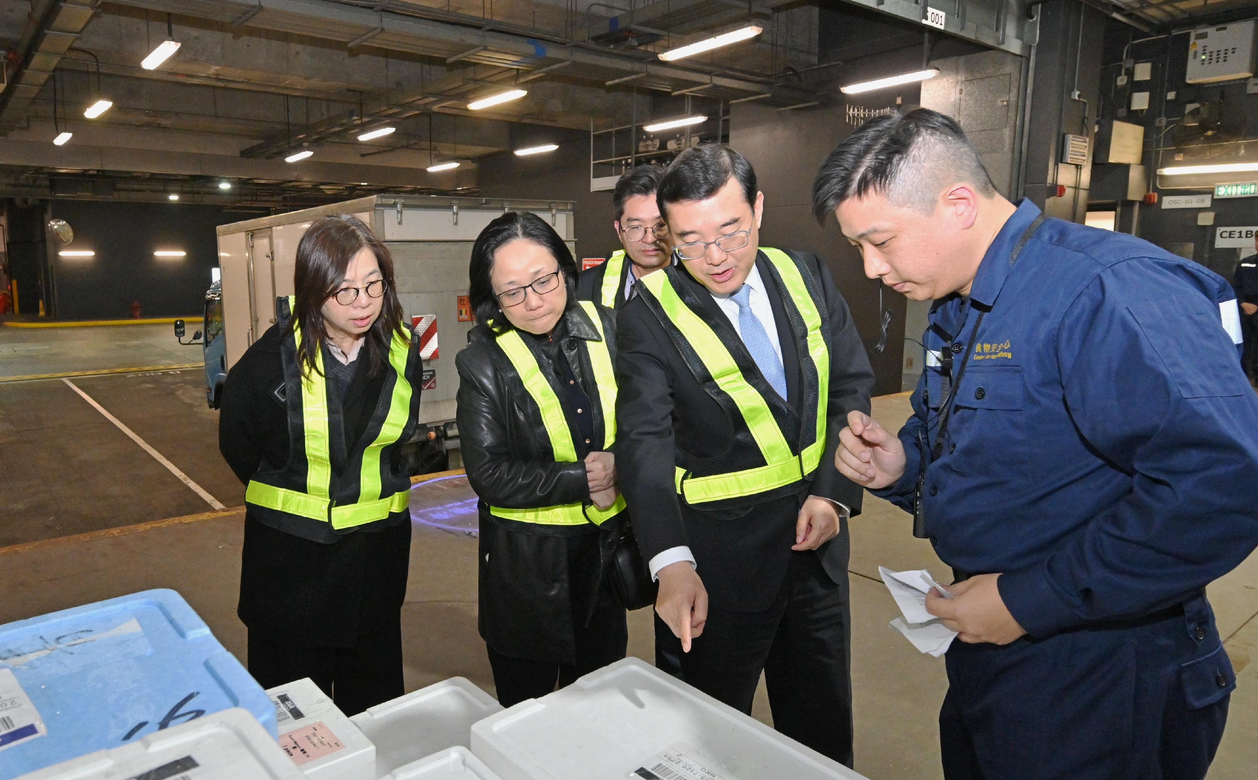 The Environment and Ecology Bureau and its departments met and exchanged views with a delegation from the General Administration of Customs of the People's Republic of China (GACC) in Hong Kong from November 18 to 20. Photo shows the Vice-Minister of the GACC, Mr Zhao Zenglian (second right) visiting the Airport Food Inspection Office under the Centre for Food Safety to learn about its operation.