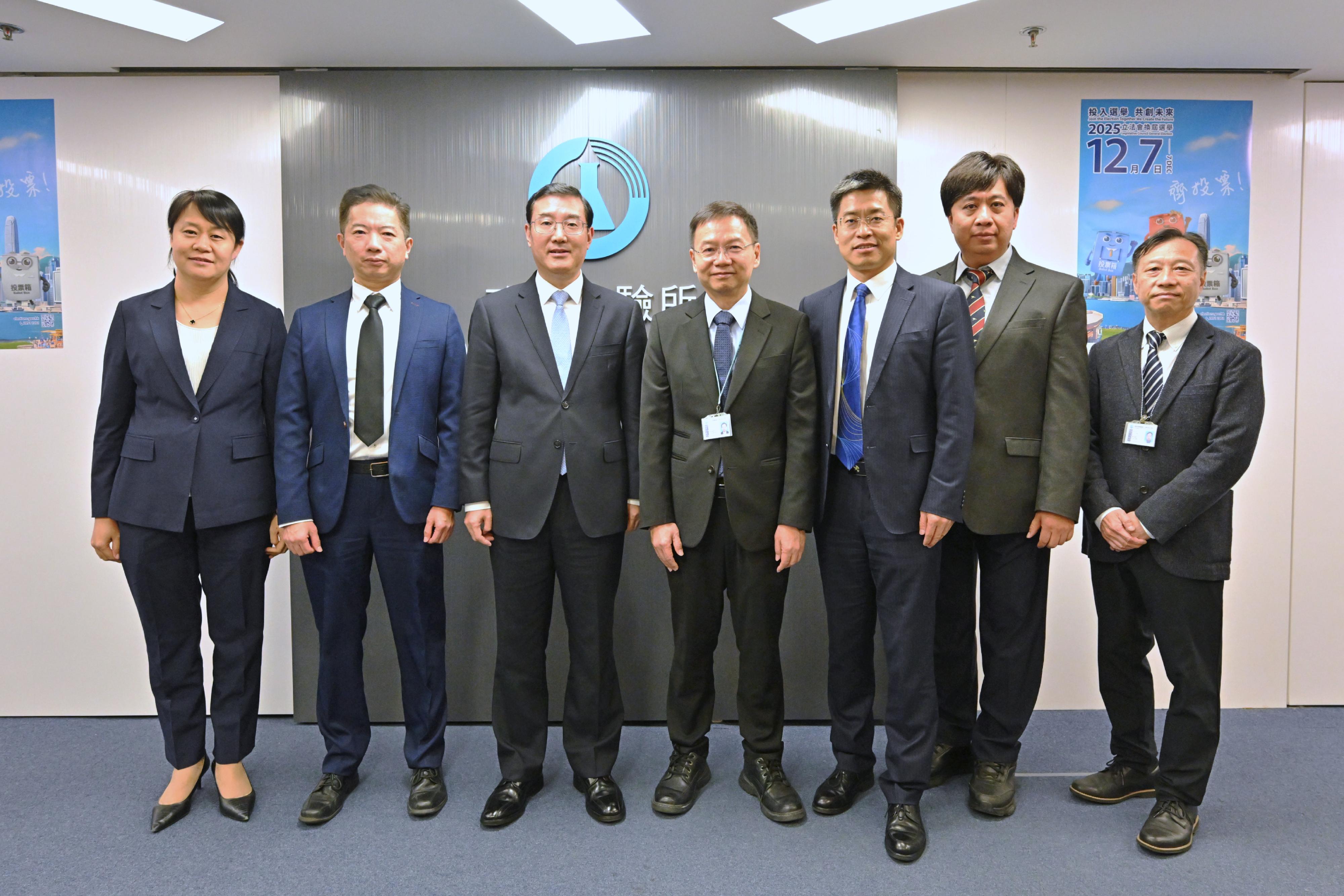 The Environment and Ecology Bureau and its departments met and exchanged views with a delegation from the General Administration of Customs of the People's Republic of China (GACC) in Hong Kong from November 18 to 20. Photo shows the Vice-Minister of the GACC, Mr Zhao Zenglian (third left); and the Deputy Director General of the Office of Hong Kong, Macao and Taiwan Affairs of the GACC, Mr Zhang Xiaohui (third right) pictured with the Government Chemist, Dr Lee Wai-on (centre), after visiting the Government Laboratory.