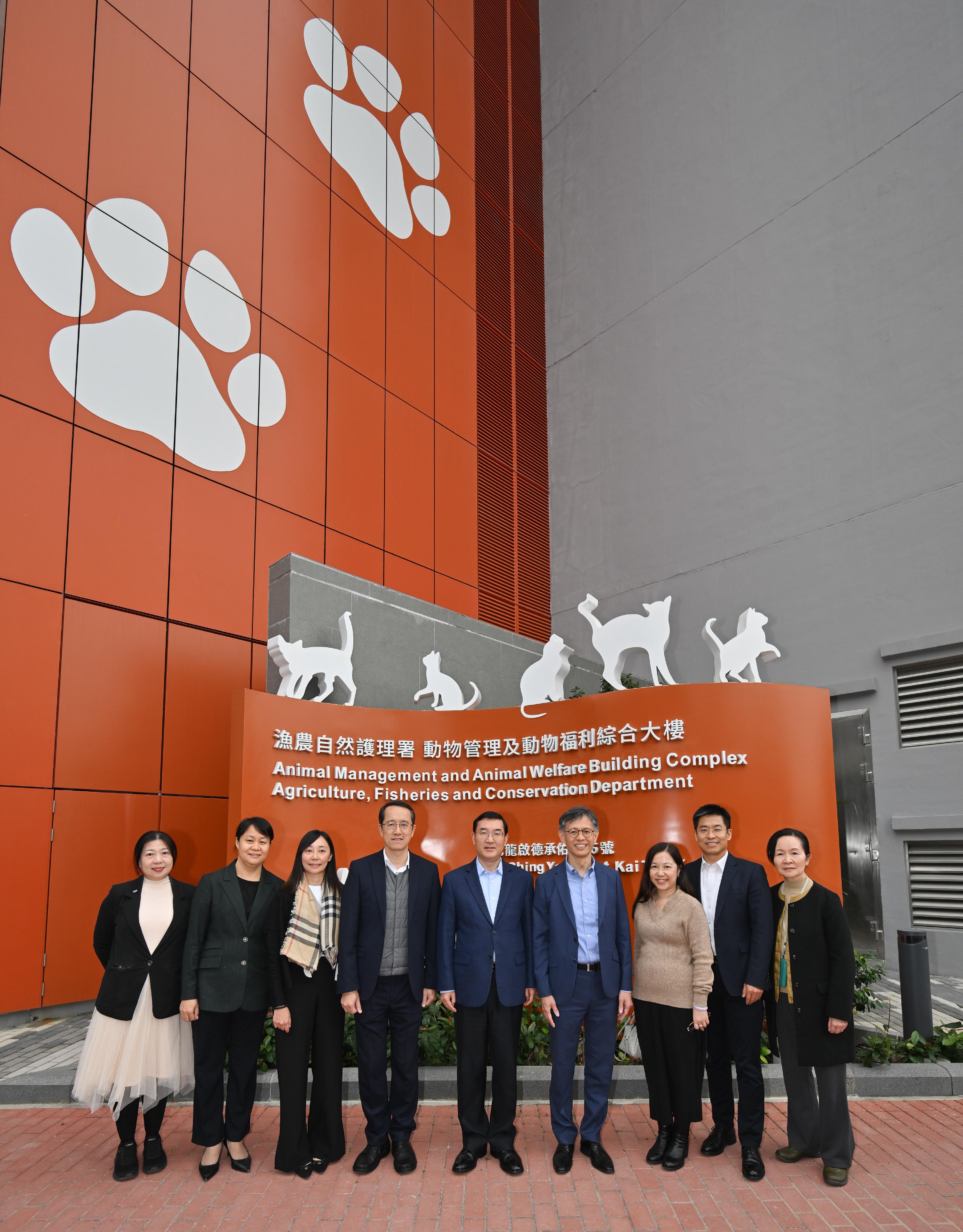 The Environment and Ecology Bureau (EEB) and its departments met and exchanged views with a delegation from the General Administration of Customs of the People's Republic of China (GACC) in Hong Kong from November 18 to 20. Photo shows the Vice Minister of the GACC, Mr Zhao Zenglian (centre); and the Deputy Director General of the Office of Hong Kong, Macao and Taiwan Affairs of the GACC, Mr Zhang Xiaohui (second right) pictured with the Director of Agriculture, Fisheries and Conservation, Mr Mickey Lai (fourth right); representatives from the EEB and the Agriculture, Fisheries and Conservation Department (AFCD) after visiting the AFCD's Animal Management and Animal Welfare Building Complex.