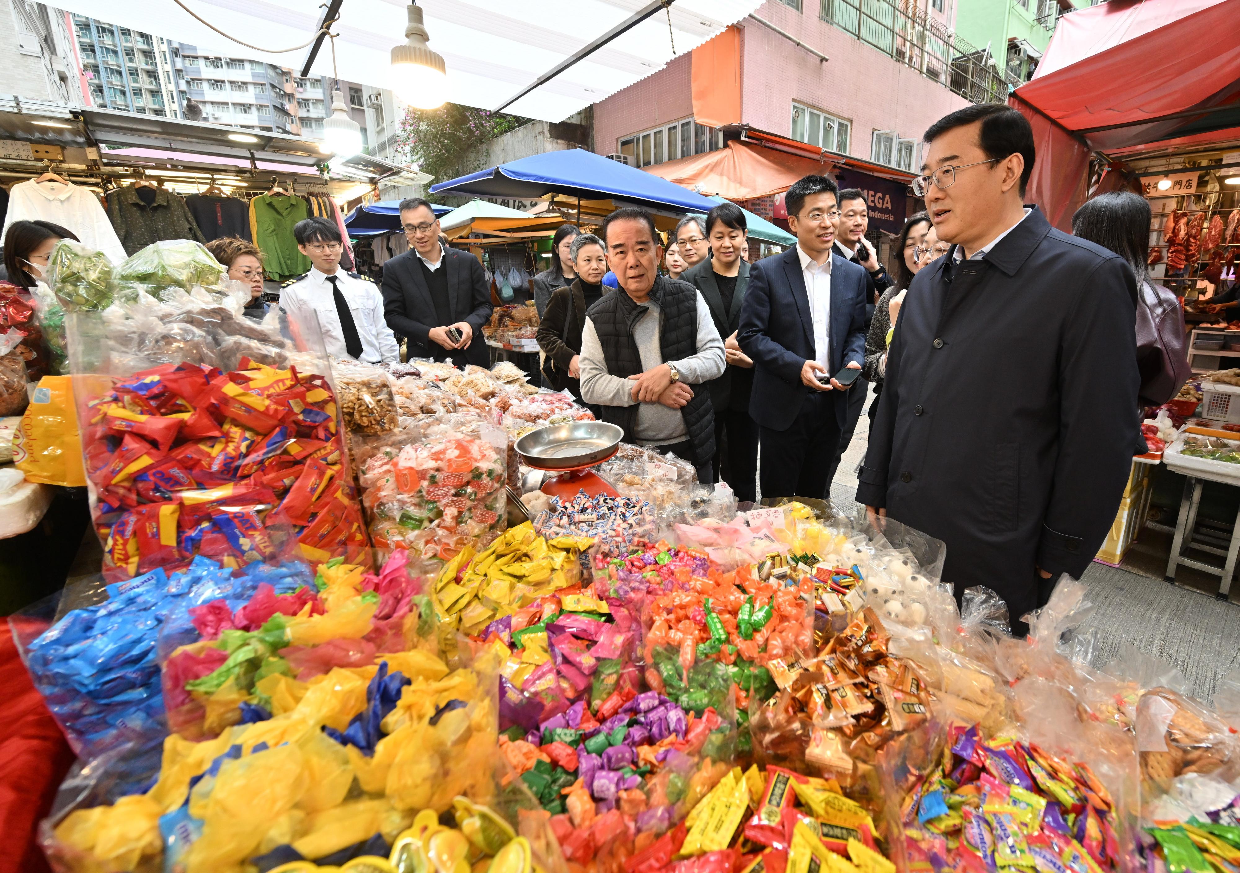 The Environment and Ecology Bureau and its departments met and exchanged views with a delegation from the General Administration of Customs of the People's Republic of China (GACC) in Hong Kong from November 18 to 20. Photo shows the Vice-Minister of the GACC, Mr Zhao Zenglian (first right); and the Deputy Director General of the Office of Hong Kong, Macao and Taiwan Affairs of the GACC, Mr Zhang Xiaohui (second right) visiting hawker stalls outside Wan Chai Market and having exchanges with a trader.