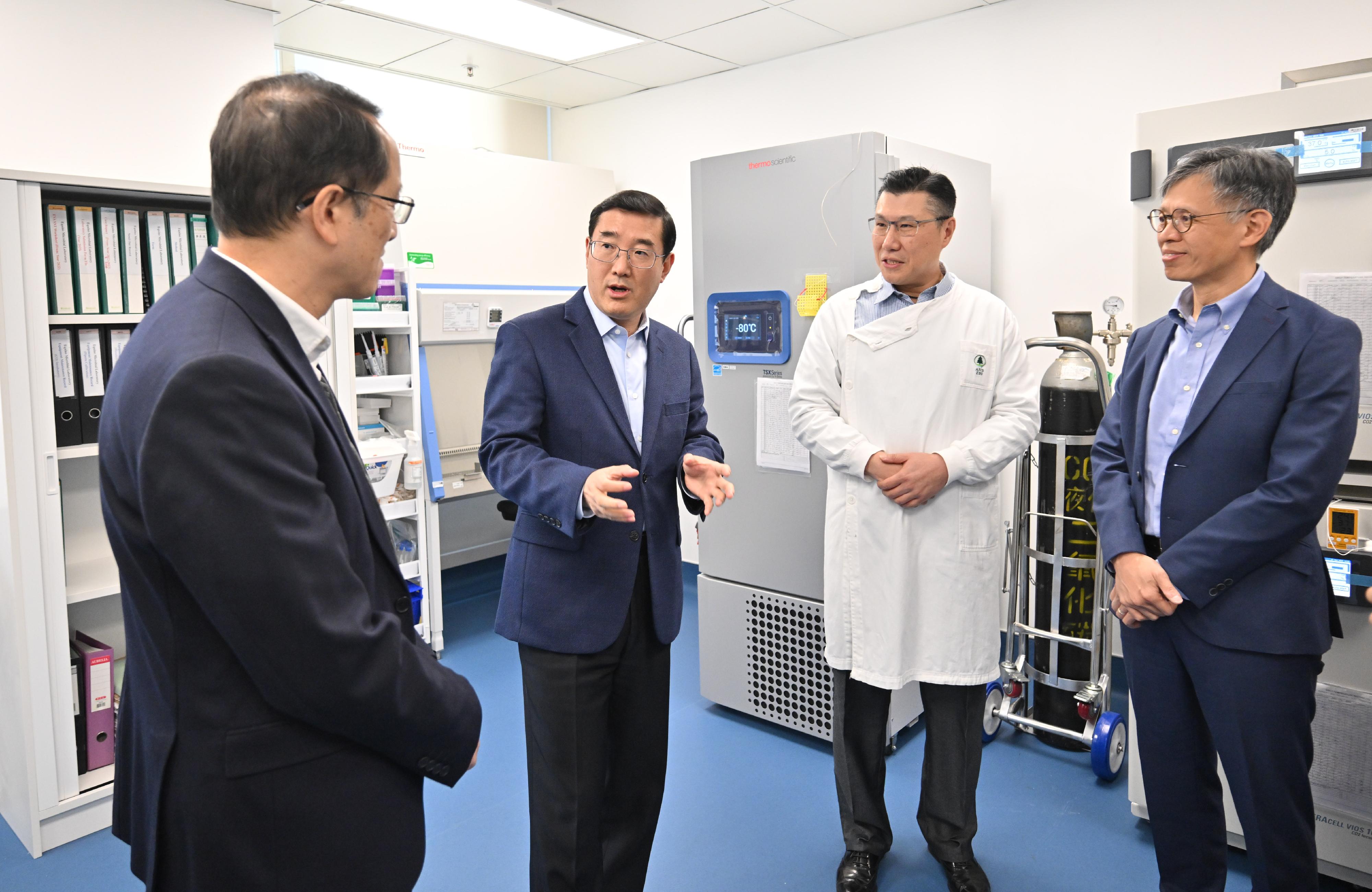 The Environment and Ecology Bureau and its departments met and exchanged views with a delegation from the General Administration of Customs of the People's Republic of China (GACC) in Hong Kong from November 18 to 20. Photo shows the Vice-Minister of the GACC, Mr Zhao Zenglian (second left), accompanied by the Director of Agriculture, Fisheries and Conservation, Mr Mickey Lai (first right), visiting the Agriculture, Fisheries and Conservation Department's Animal Management and Animal Welfare Building Complex to learn about its operations.