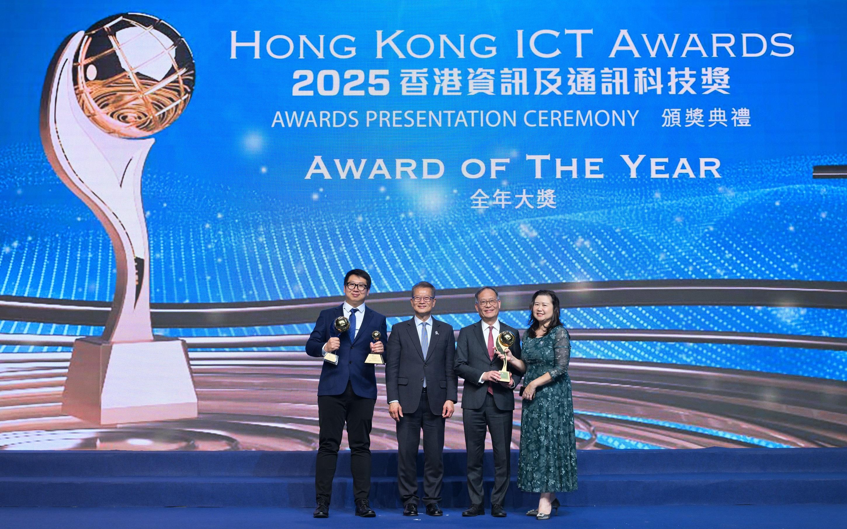 The Financial Secretary, Mr Paul Chan, attends the presentation ceremony for the Hong Kong ICT Awards 2025 today (November 21). Photo shows Mr Chan (second left); the Chairman of the Grand Judging Panel of the Hong Kong ICT Awards 2025 and the President of Hong Kong Metropolitan University, Professor Paul Lam (second right), and awardees at the ceremony.
