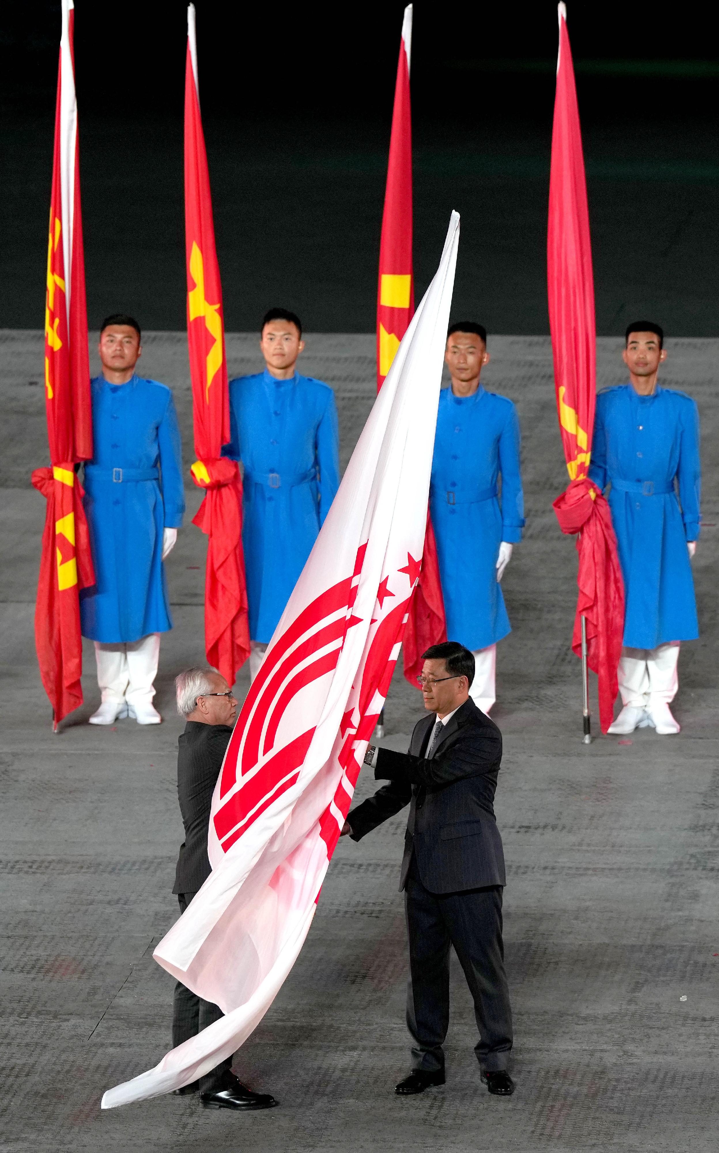 行政長官李家超今日（十一月二十一日）在深圳出席第十五屆全國運動會閉幕式。圖示李家超（右）和澳門特別行政區行政長官岑浩輝（左）參與會旗交接儀式。
