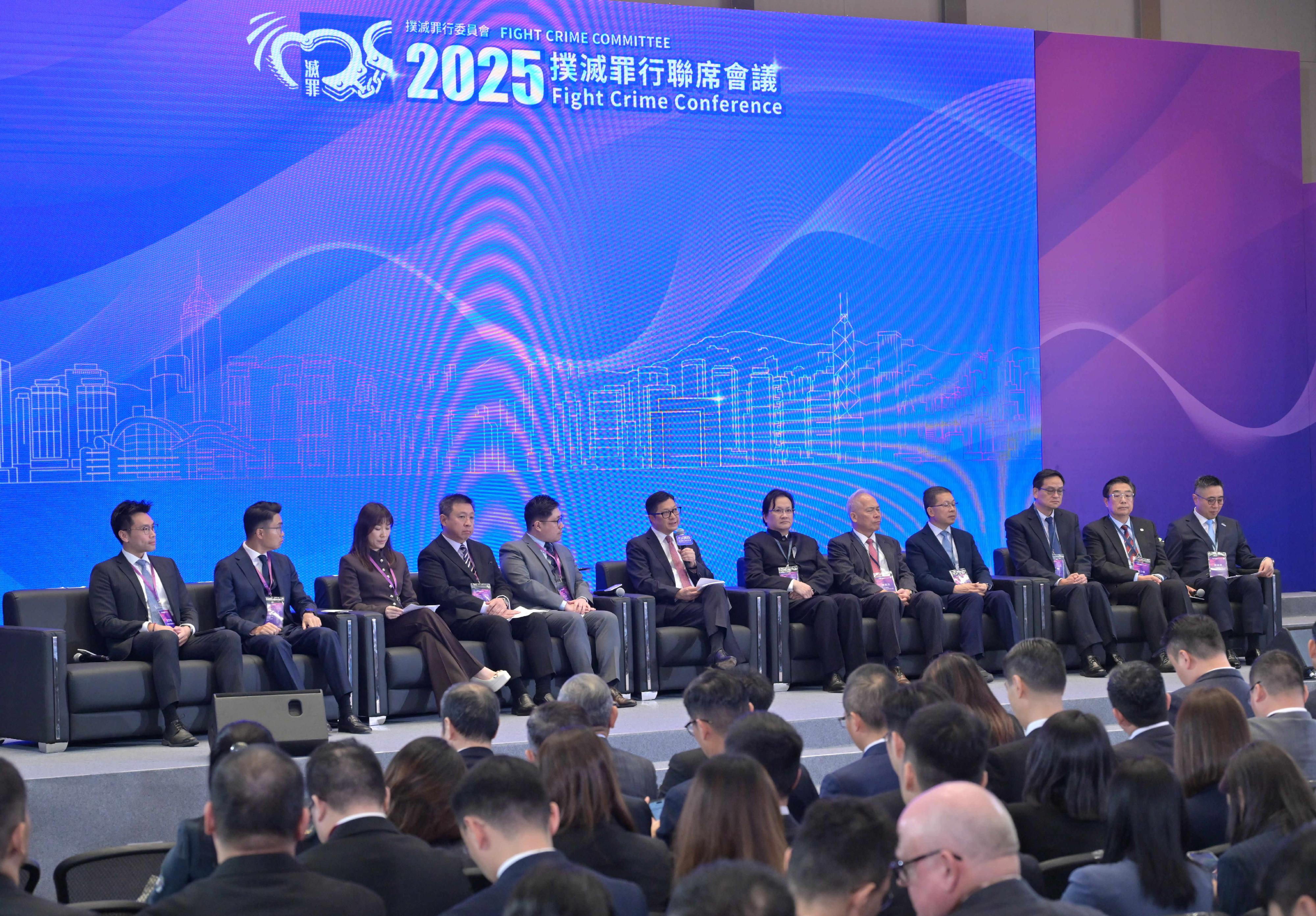 The Fight Crime Committee (FCC) today (November 22) held the 2025 Fight Crime Conference at the Central Government Offices with nearly 400 participants exchanging views on topics relating to law and order and crime-fighting strategies in Hong Kong. Photo shows the Secretary for Security, Mr Tang Ping-keung (sixth left), leading the plenary session on drug abuse, and inviting members of the FCC and the District Fight Crime Committees to share their experiences.
