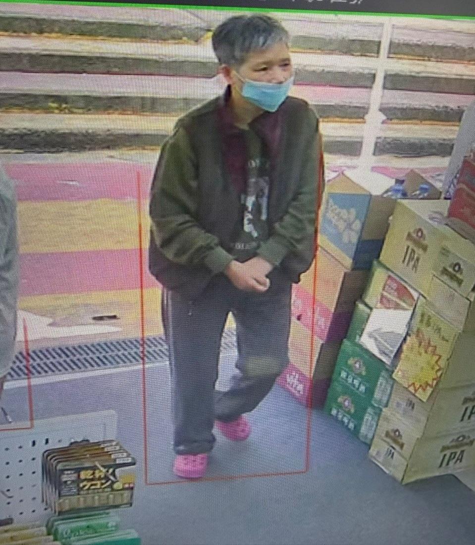 Ho Siu-lin, aged 60, is about 1.6 metres tall, around 68 kilograms in weight and of medium build. She has a round face with yellow complexion and short black and white hair. She was last seen wearing a green jacket, grey long-sleeved shirt, grey trousers and pink slippers.
