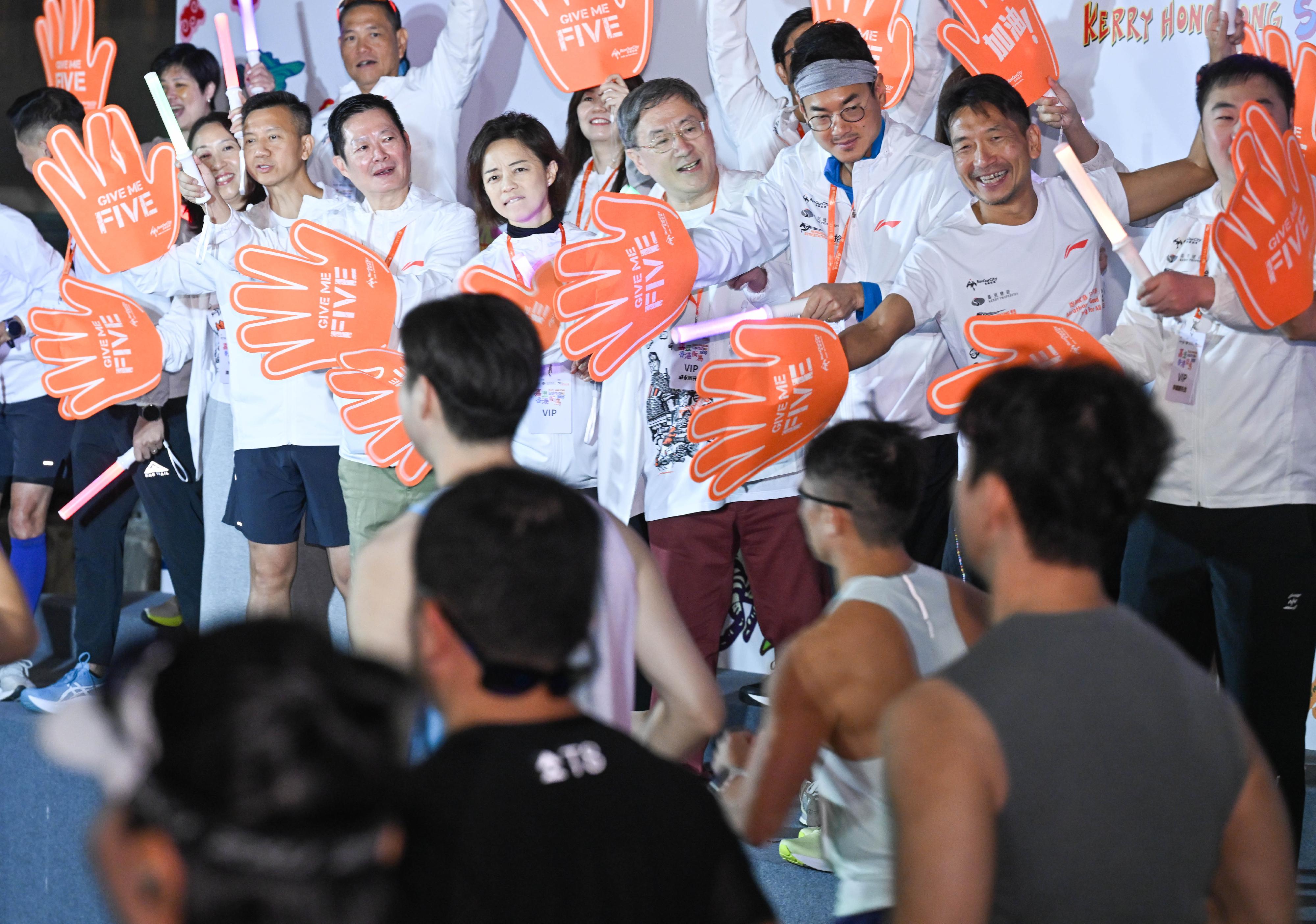 政務司副司長卓永興今日（十一月二十三日）與一眾嘉賓主持「嘉里香港街馬2025」全馬賽事起步禮，並為參賽者打氣。