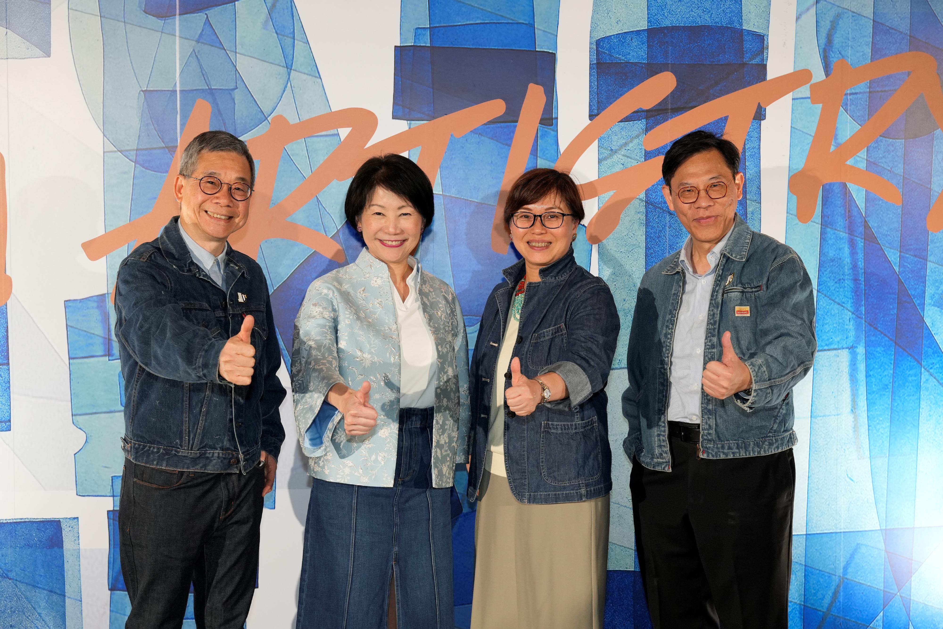 第二屆香港時裝薈節目——「第四屆香港牛仔節 — 牛仔與藝術共創」今日（十一月二十四日）展開。圖示（左起）職業訓練局主席戴澤棠、文化體育及旅遊局常任秘書長沈鳳君、文創產業助理專員葉敏儀及職業訓練局執行幹事唐智強合照。