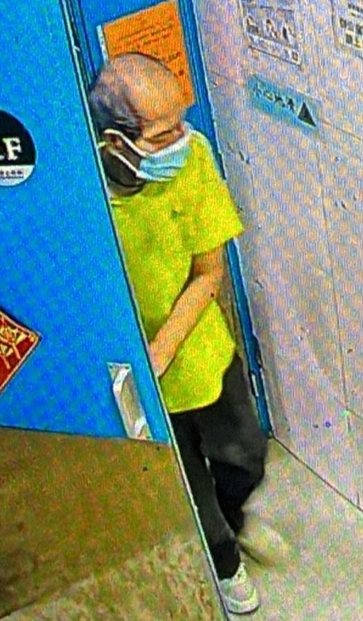 鄧仕鑾, 六十四歲男子, 身高約一點七八米，瘦身材，長面型，黃皮膚，禿頭及兩側蓄短灰髮。他最後露面時身穿淺綠色短袖衫、黑色長褲及白色運動鞋，戴淺藍色口罩，並攜有一個黑色背囊。