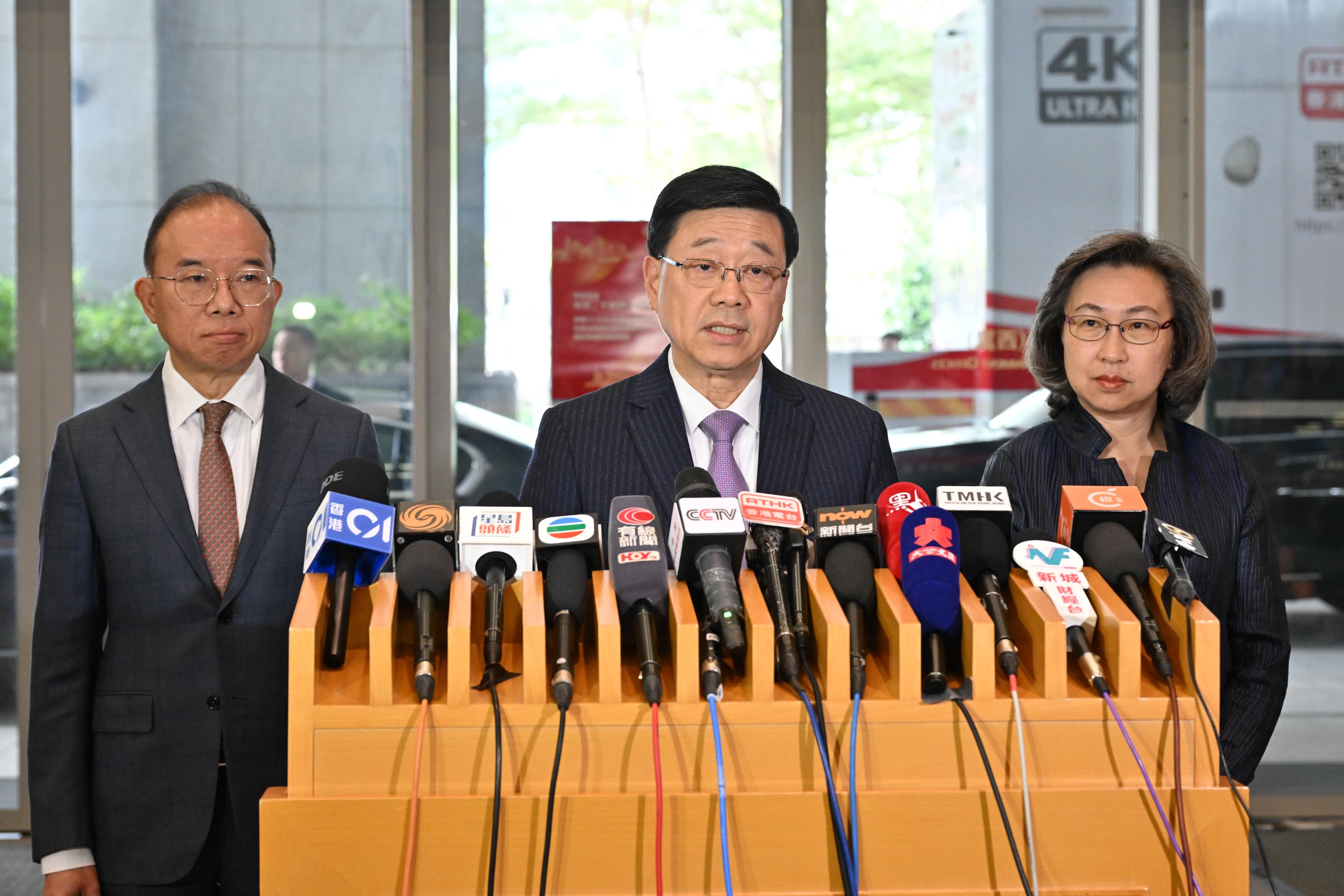 行政长官李家超（中）今日（十一月二十四日）出席中共二十届四中全会精神宣讲会后，在政制及内地事务局局长曾国卫（左）和公务员事务局局长杨何蓓茵（右）陪同下会见传媒。