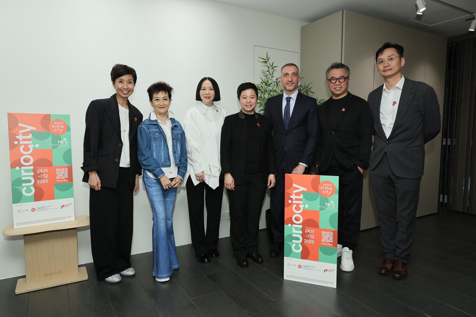 由文化體育及旅遊局轄下文創產業發展處資助、香港設計中心主辦的BODW In the City 2025城區活動，今日（十一月二十四日）正式揭幕，將設計營商周（BODW）魅力延續至城中。圖示文創產業專員黎細明（中）、意大利駐香港及澳門總領事Carmelo Ficarra（右三）、香港設計中心副主席陳一枬教授（左二）、香港設計中心行政總裁陳娜嘉（左一）及其他主禮嘉賓開幕禮時合照。