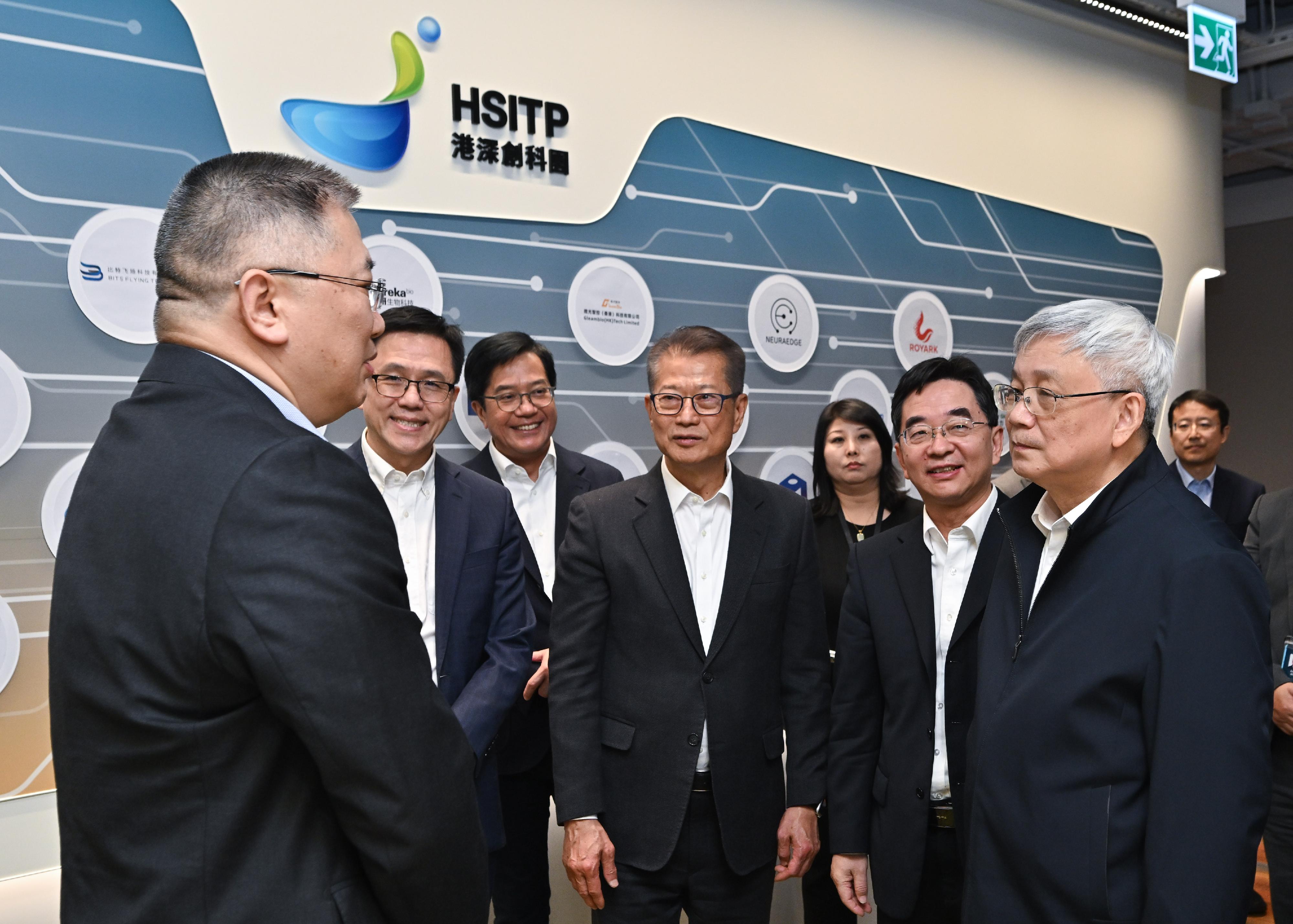 來港宣講中共二十屆四中全會精神的中央宣講團成員，中國科學院院長、黨組書記侯建國，以及中央財經委員會辦公室副主任、中央農村工作領導小組辦公室副主任祝衛東今日（十一月二十四日）下午在香港特別行政區政府財政司司長陳茂波陪同下，到北部都會區調研交流。圖示侯建國（右一）、祝衛東（右二）與陳茂波（左四）到訪河套深港科技創新合作區香港園區，並與已進駐園區的創科企業交流。財政司副司長黃偉綸（左三）和創新科技及工業局局長孫東教授（左二）亦有出席。