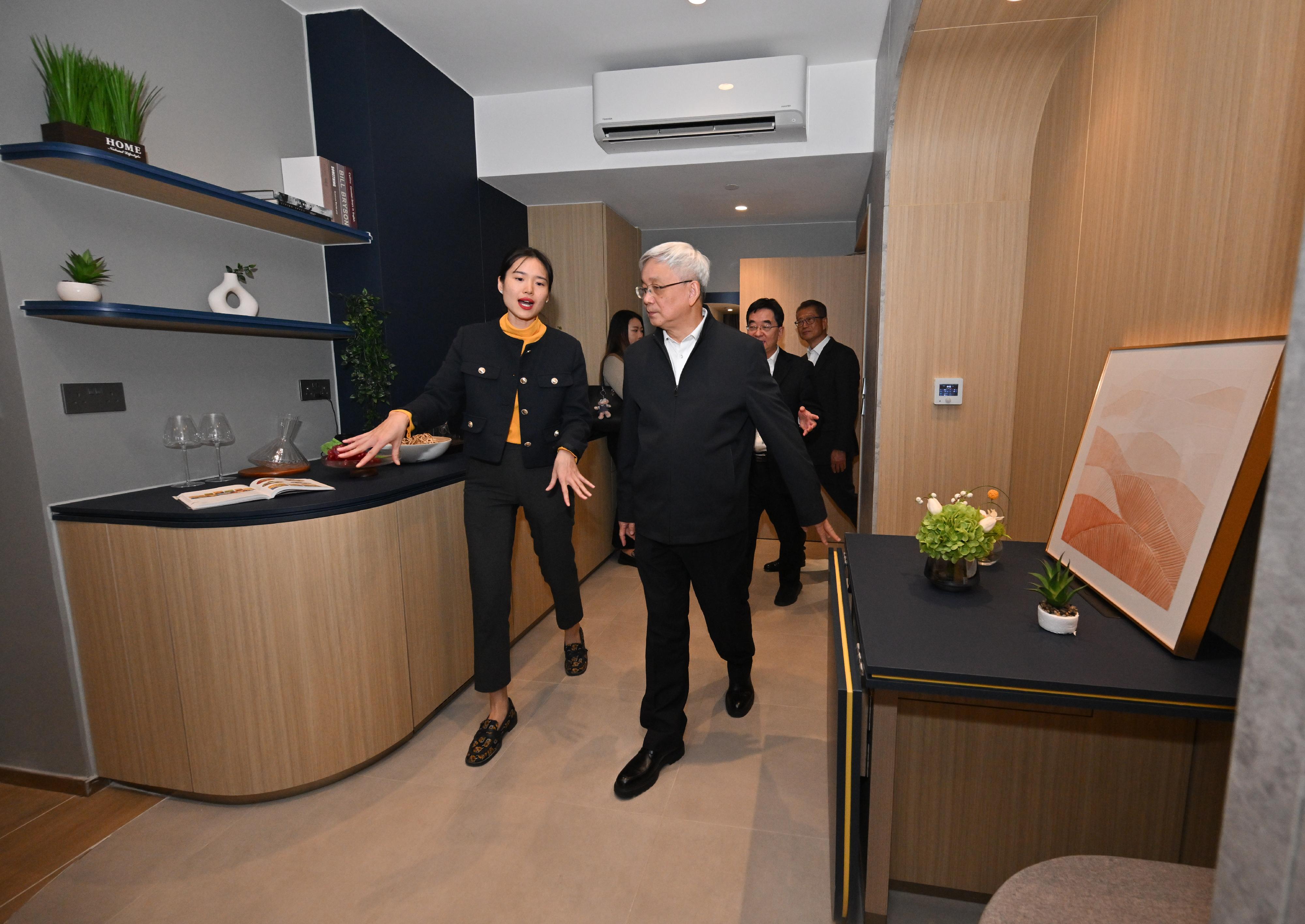 來港宣講中共二十屆四中全會精神的中央宣講團成員，中國科學院院長、黨組書記侯建國，以及中央財經委員會辦公室副主任、中央農村工作領導小組辦公室副主任祝衛東今日（十一月二十四日）下午在香港特別行政區政府財政司司長陳茂波陪同下，到北部都會區調研交流。圖示侯建國（右三）、祝衛東（右二）與陳茂波（右一）到訪河套深港科技創新合作區香港園區人才公寓空間。