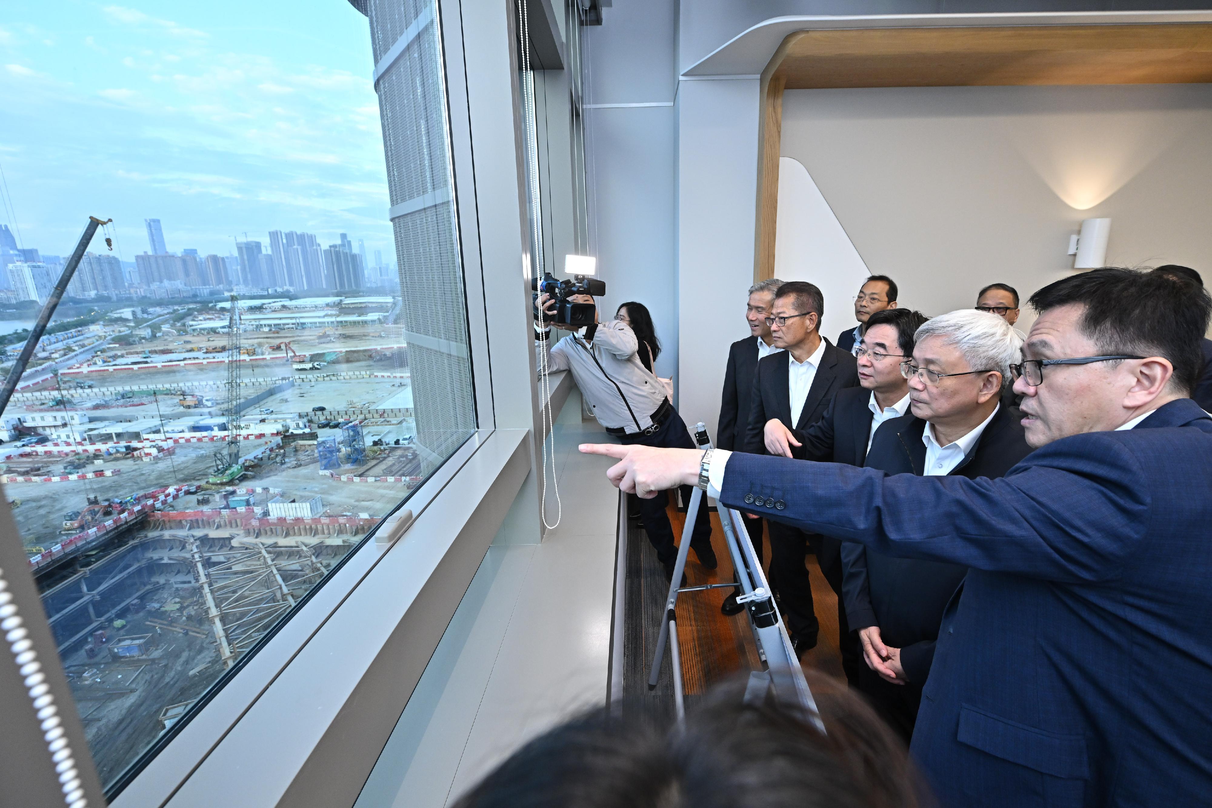 The Financial Secretary of the Hong Kong Special Administrative Region Government, Mr Paul Chan, accompanied the members of the publicity delegation, namely the President of the Chinese Academy of Sciences, Mr Hou Jianguo, and the Deputy Director of the Office of the Central Commission for Financial and Economic Affairs and the Deputy Director of the Office of the Central Leading Group for Rural Affairs, Communist Party of China, Mr Zhu Weidong, to visit the Northern Metropolis this afternoon (November 24). Photo shows Mr Hou (second right), Mr Zhu (third right) and Mr Chan (fourth right) inspecting the Hong Kong Park of the Hetao Shenzhen-Hong Kong Science and Technology Innovation Co-operation Zone. The Secretary for Innovation, Technology and Industry, Professor Sun Dong (first right), also attended.