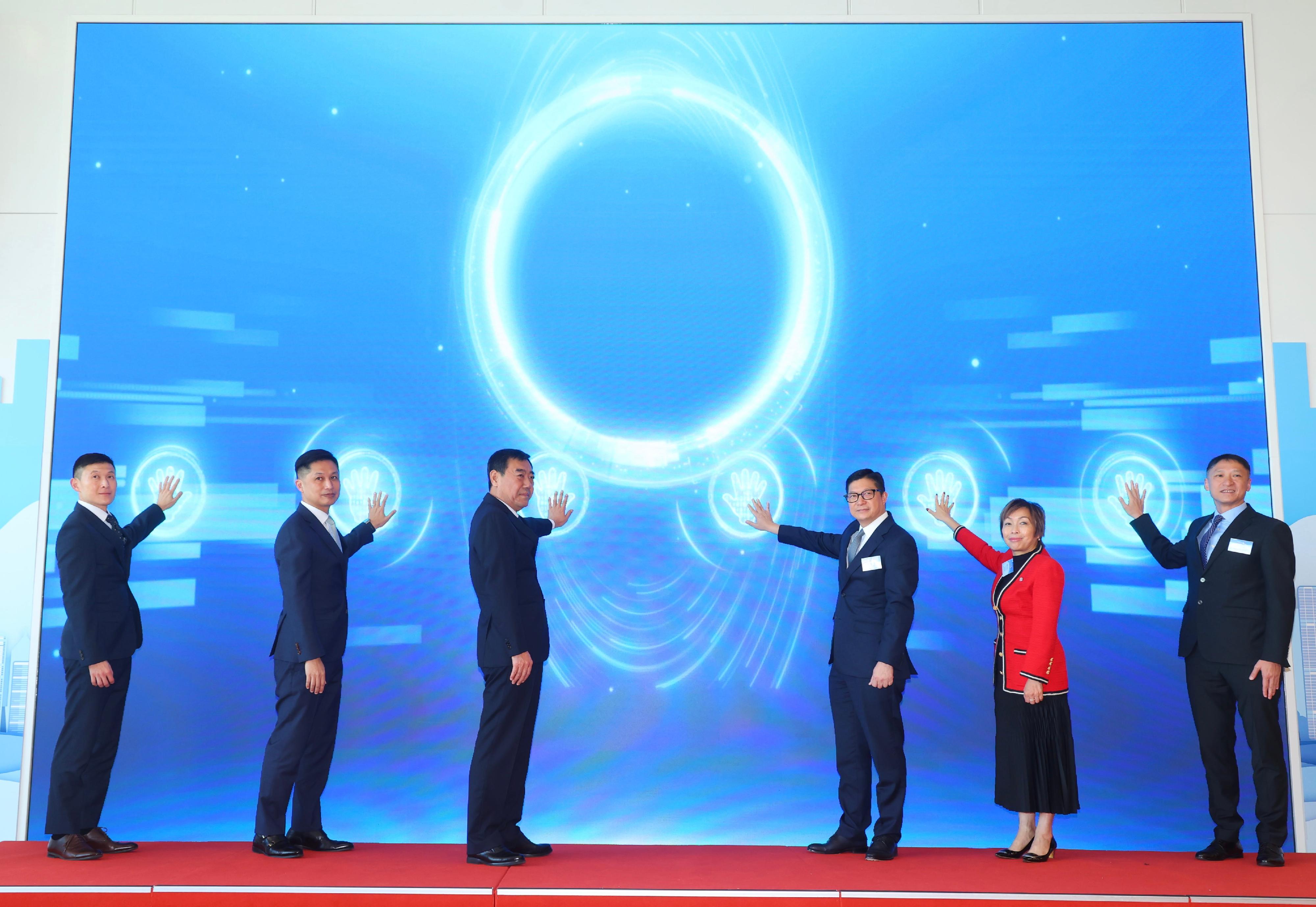 消防處今日（十一月二十五日）至十一月二十八日在香港和潮州舉行為期四日的國際水域救援技術交流會議。圖示國家消防救援局副局長徐忠舜（左三）、保安局局長鄧炳強（右三）、消防處處長楊恩健（左二）、副處長（行動）陳慶勇（左一）、副處長（公眾安全及機構策略）黃嘉榮（右一），以及香港賽馬會董事龔楊恩慈（右二）主持開幕典禮。