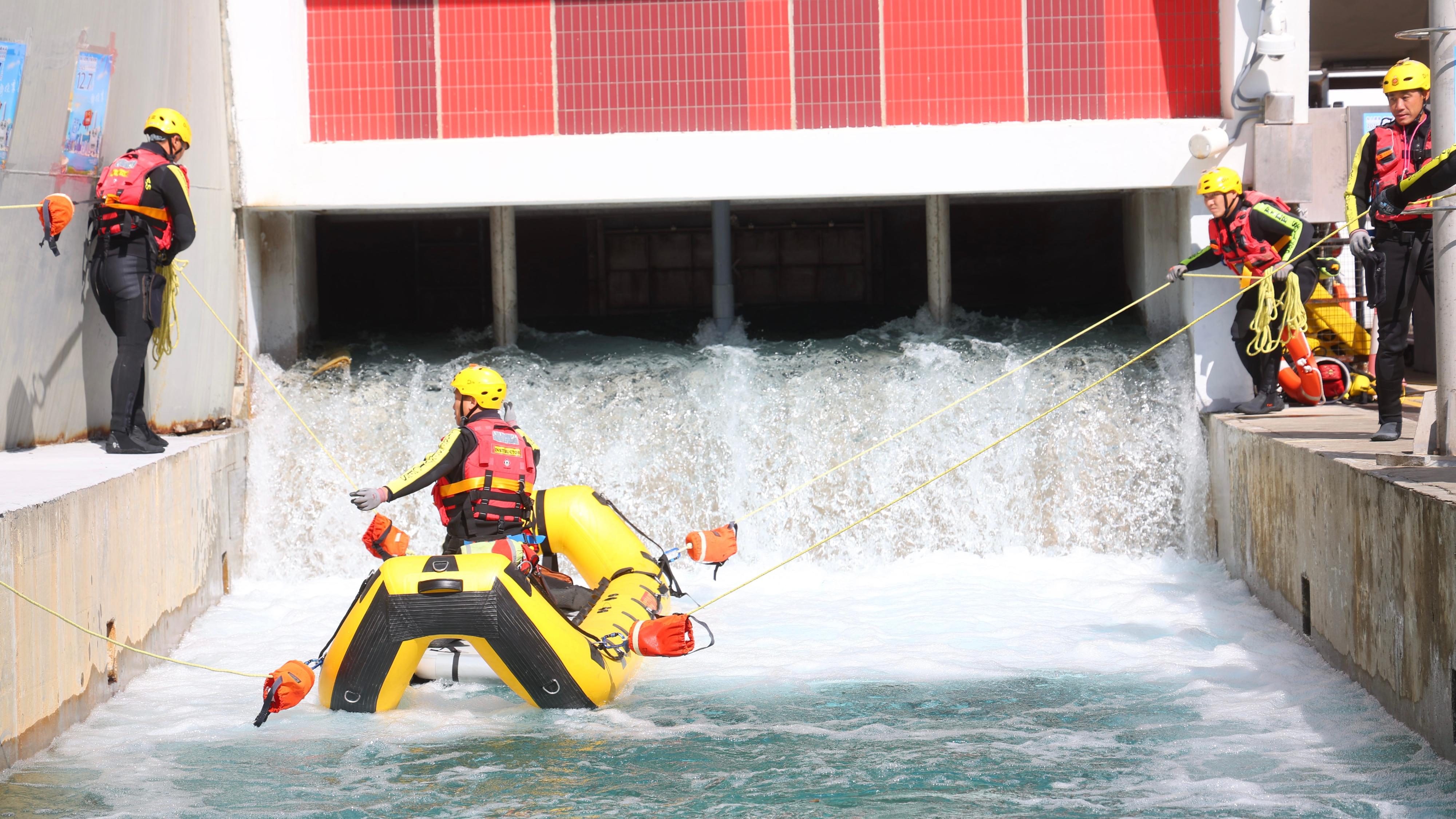 The Fire Services Department (FSD) holds the International Aquatic Rescue Technical Exchange in Hong Kong and Chaozhou between today (November 25) and November 28. Photo shows FSD personnel conducting a demonstration on aquatic rescue.