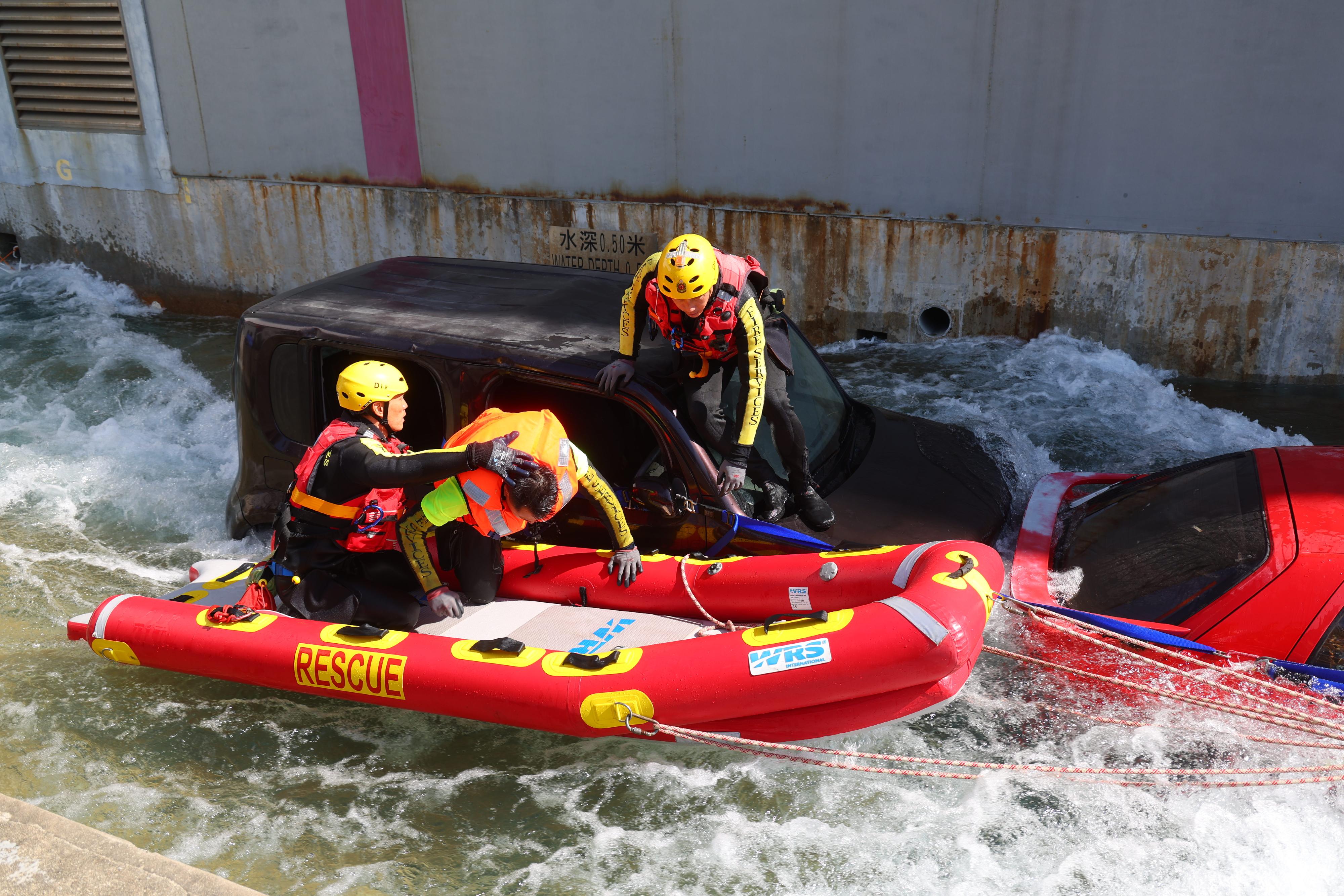 The Fire Services Department (FSD) holds the International Aquatic Rescue Technical Exchange in Hong Kong and Chaozhou between today (November 25) and November 28. Photo shows FSD personnel conducting a demonstration on aquatic rescue.