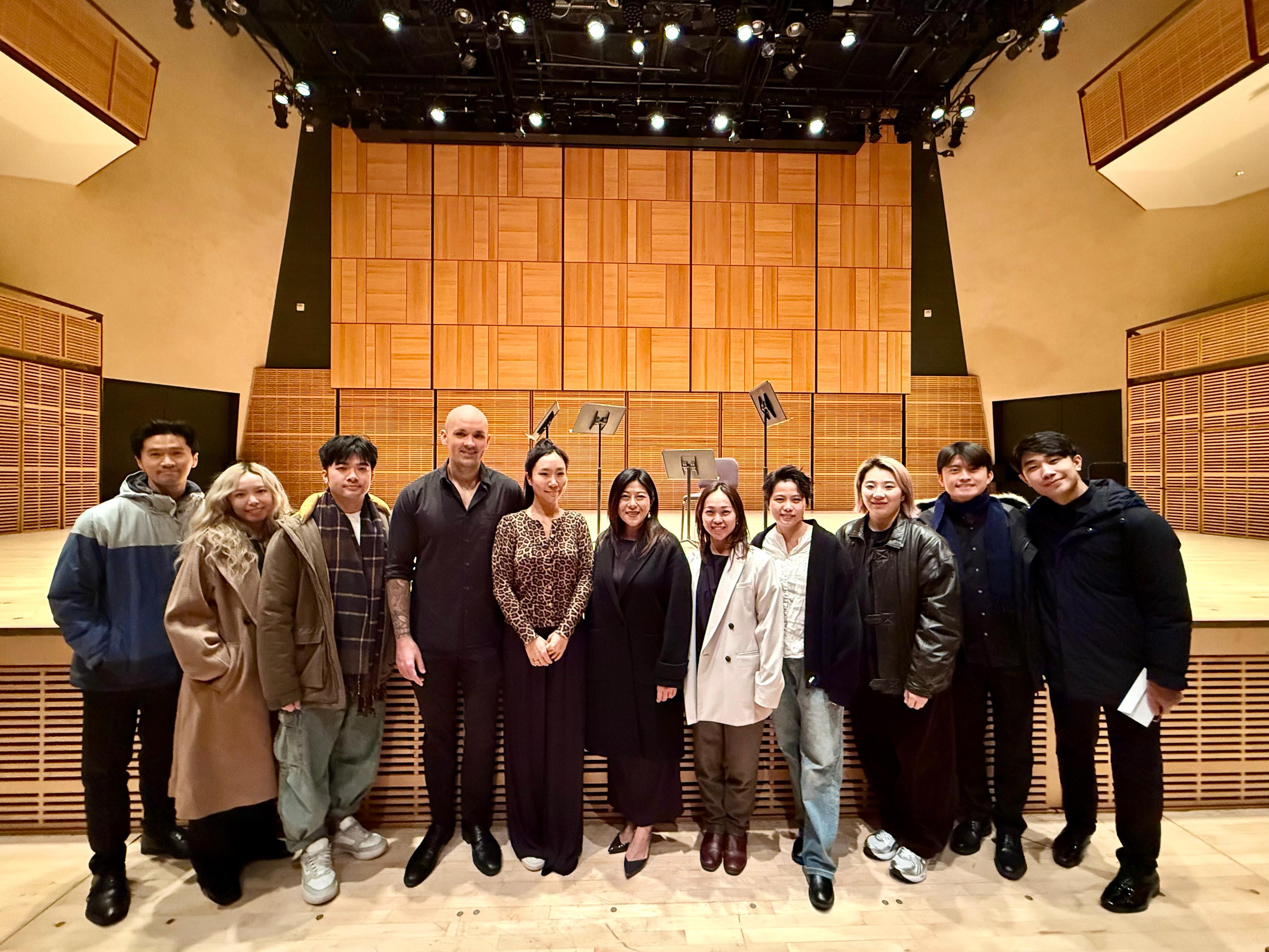 A New York audience embarked on a captivating musical journey at "Four Seasons: A Journey of 1725 – 2025", a concert presented by Hong Kong music talent and supported by the Hong Kong Economic and Trade Office, New York (New York ETO) at the prestigious Carnegie Hall on November 22 (New York time). Photo shows the Director of the New York ETO, Ms Maisie Ho (sixth right); violinist and Artistic Director of the Tour, Ms Ruda Lee (fifth right); Conductor and Artistic Director of ANIMA Ensemble, Ms Vivian Ip (fifth left) and the crew of ANIMA Ensemble.