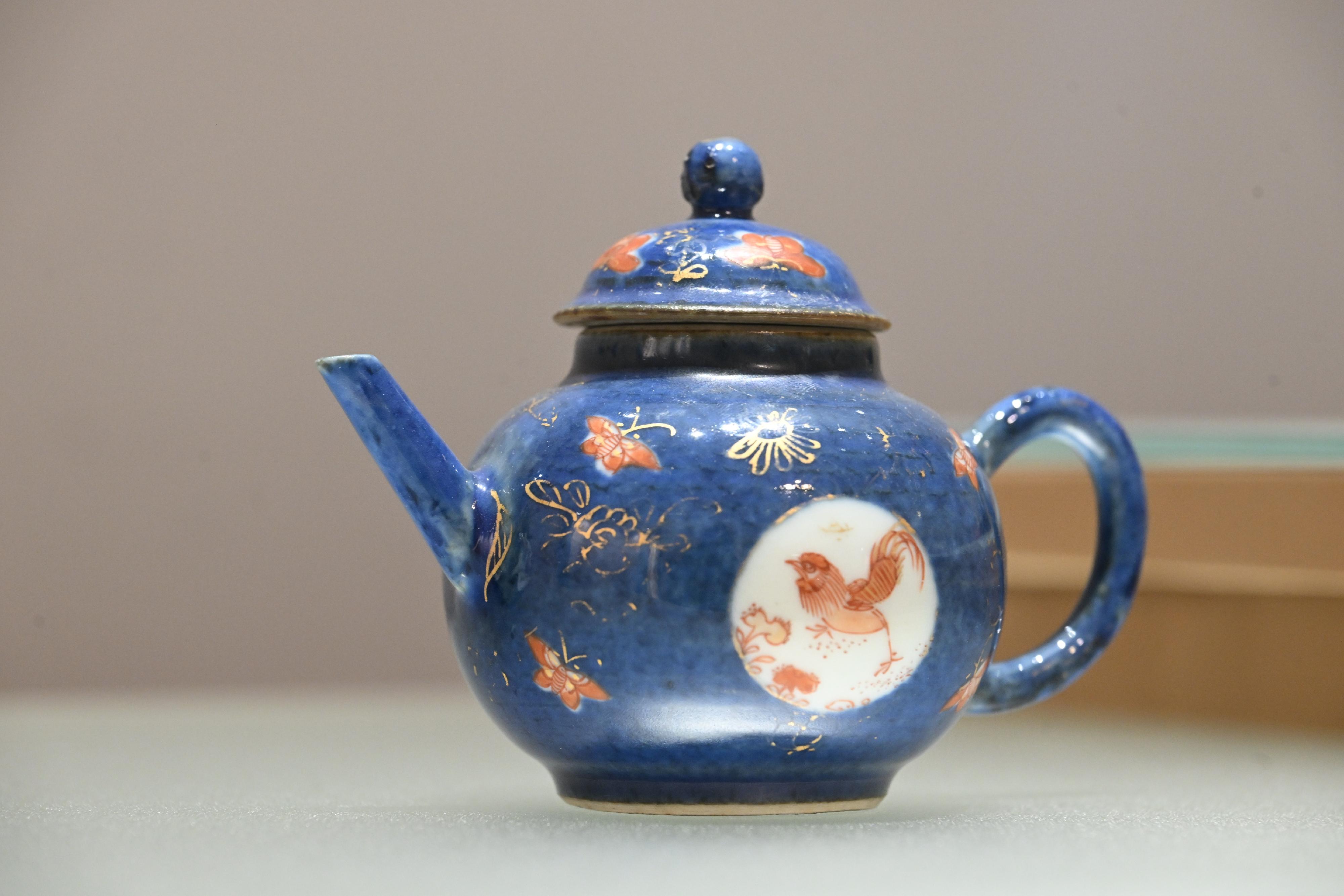 茶具文物館明日（十一月二十六日）起舉行「香港藝術家對話系列：茶之形」展覽，展出館藏三十五組茶具及二十組由木藝家翁泳恩和竹藝家林嘉裕創作的新作品。圖示清代的藍地描金琺瑯彩開光雞蝶紋鼓腹壺。