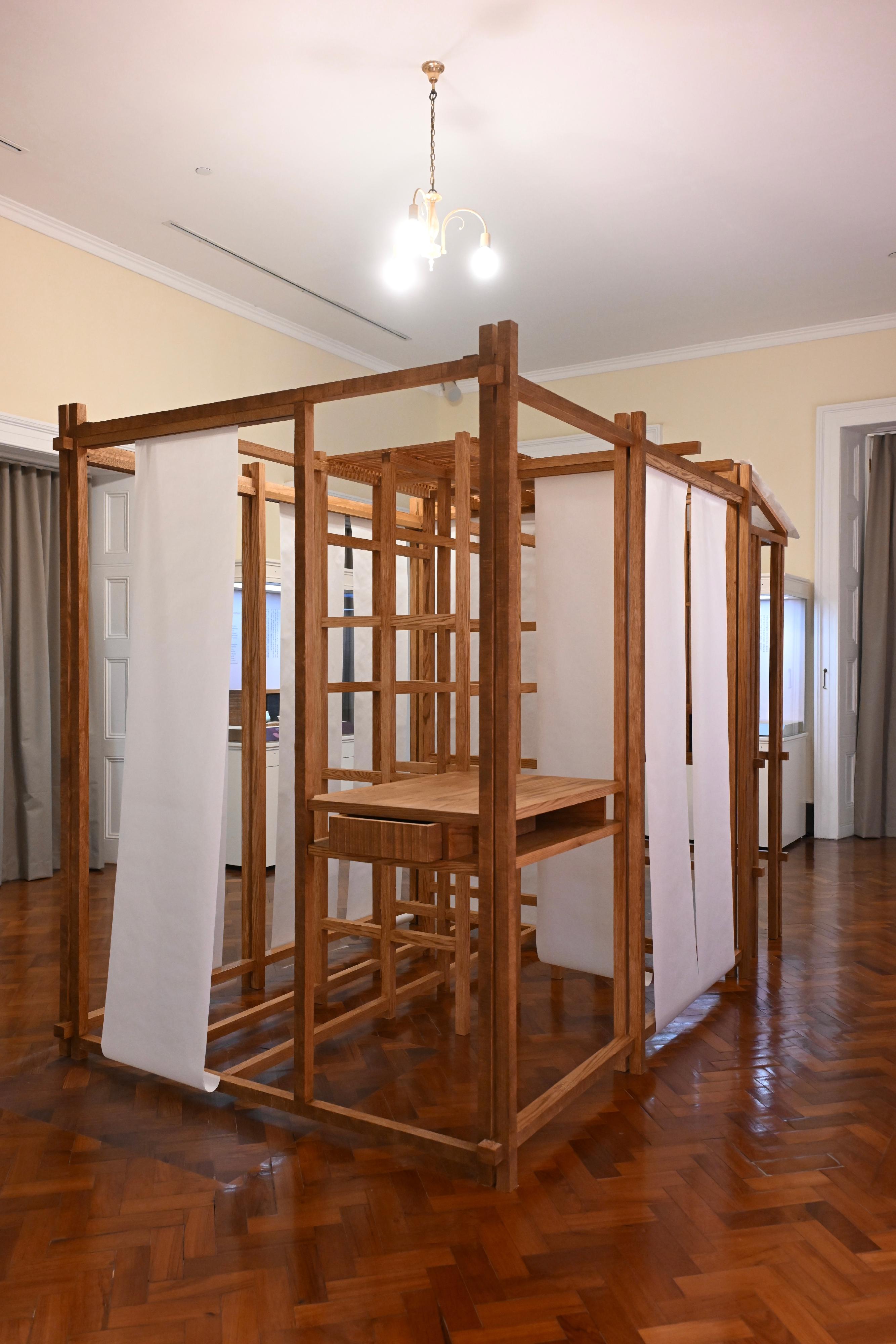 The Flagstaff House Museum of Tea Ware will stage the "Hong Kong Artist Dialogue Series: Shape of Tea" exhibition starting from tomorrow (November 26), featuring 35 sets of tea ware from the museum's collections, along with 20 sets of new works created by wood artist Yan Yung and bamboo artist Inkgo Lam. Photo shows Yung's work, "Emptiness 1", an approximately two-metre tall tea ware display rack.