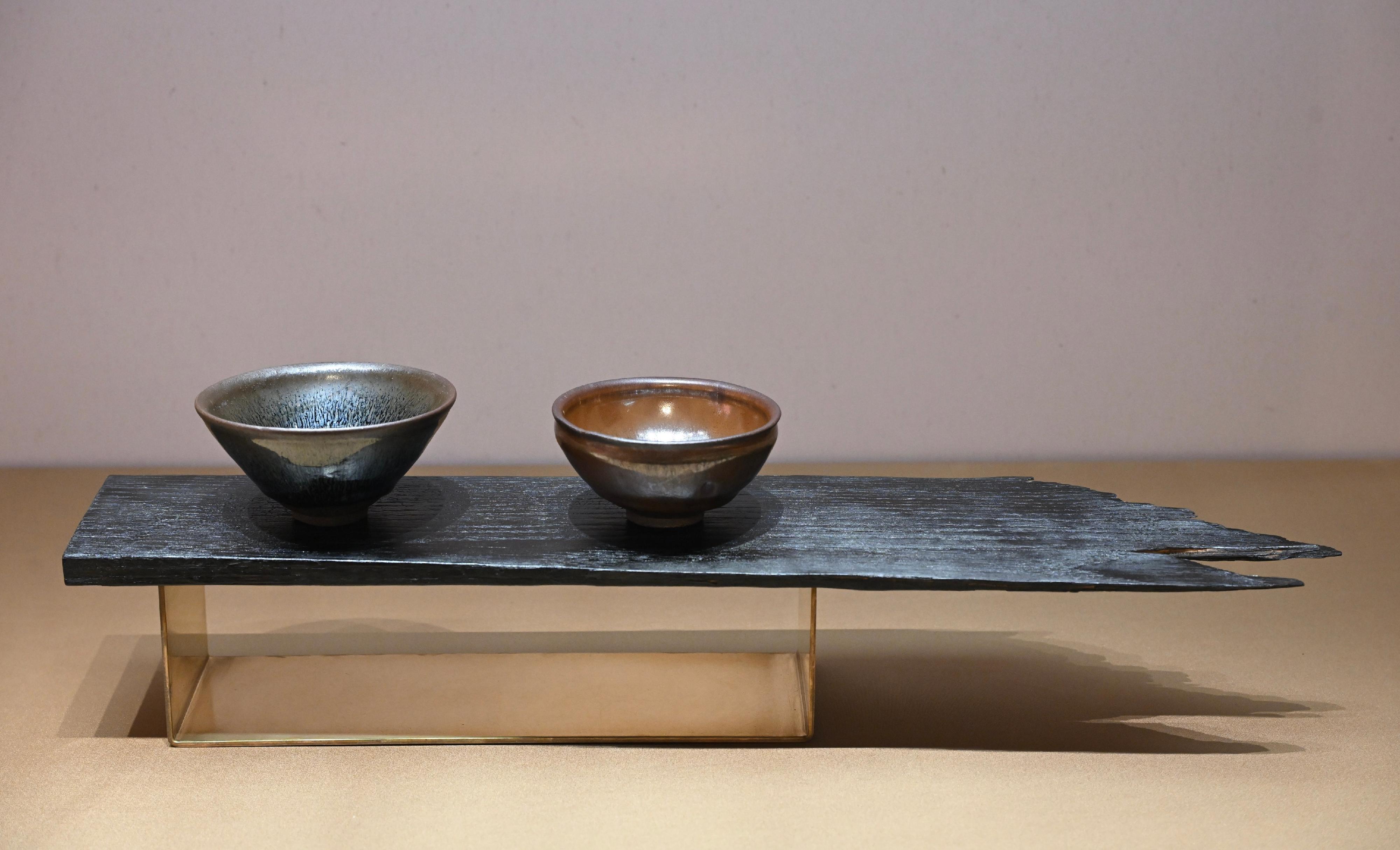 The Flagstaff House Museum of Tea Ware will stage the "Hong Kong Artist Dialogue Series: Shape of Tea" exhibition starting from tomorrow (November 26), featuring 35 sets of tea ware from the museum's collections, along with 20 sets of new works created by wood artist Yan Yung and bamboo artist Inkgo Lam. Photo shows tea ware from the museum's collections and the tea ware display rack, "Emptiness 2", created by Yung.