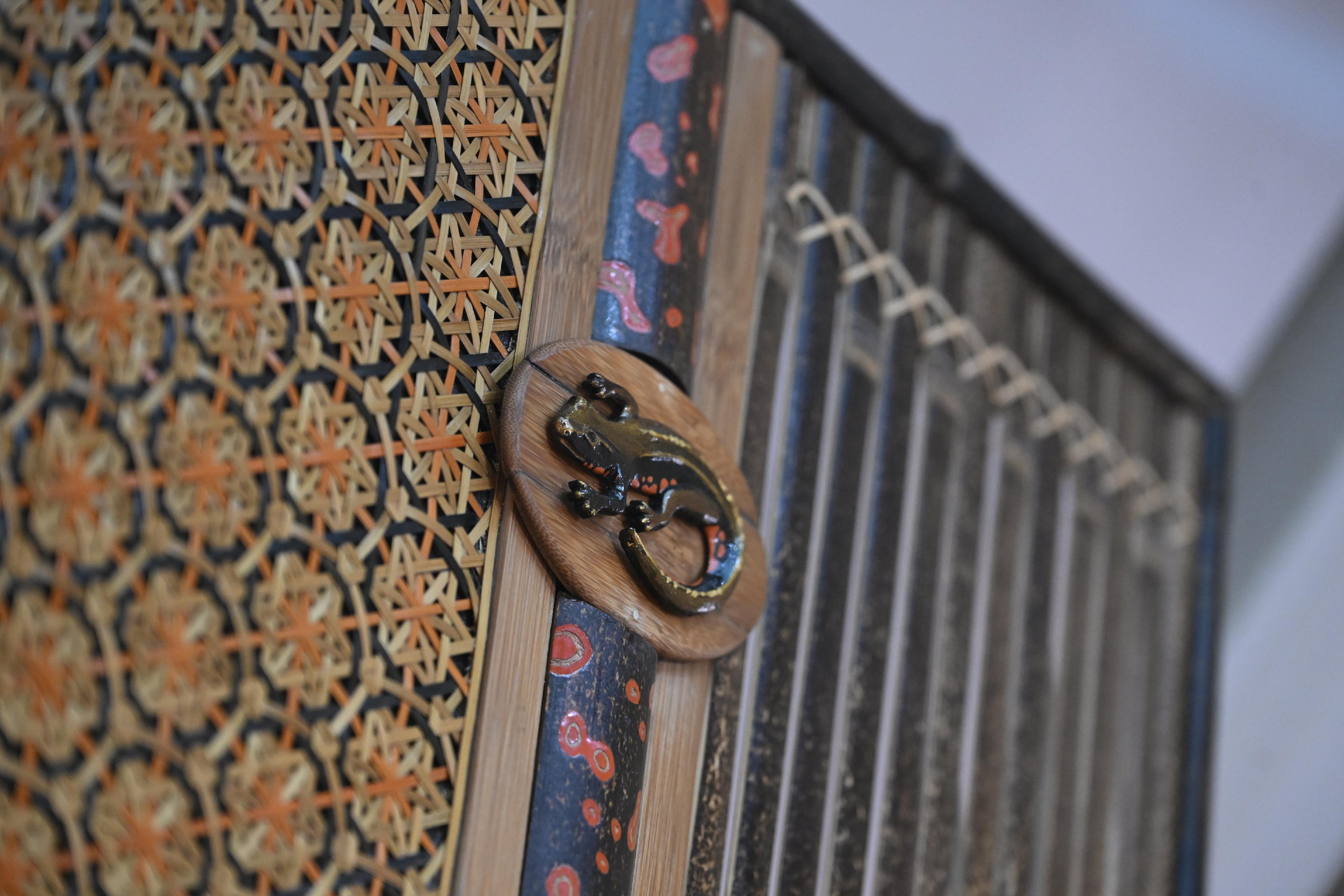 The Flagstaff House Museum of Tea Ware will stage the "Hong Kong Artist Dialogue Series: Shape of Tea" exhibition starting from tomorrow (November 26), featuring 35 sets of tea ware from the museum's collections, along with 20 sets of new works created by wood artist Yan Yung and bamboo artist Inkgo Lam. Photo shows Lam's "Hong Kong newt" lacquer bamboo weaving teapot holder, drawing inspiration from species named after Hong Kong.