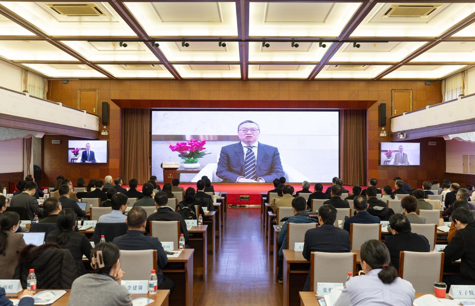The Shanghai Foreign-Related Adjudication Talent Training Course, co-organised by the Hong Kong International Legal Talents Training Academy and the Shanghai High People's Court, was held from November 23 to 25 at the Changning campus of the East China University of Political Science and Law. Photo shows the Secretary for Justice, Mr Paul Lam, SC, delivering a video speech at the closing ceremony of the training course today (November 25) .