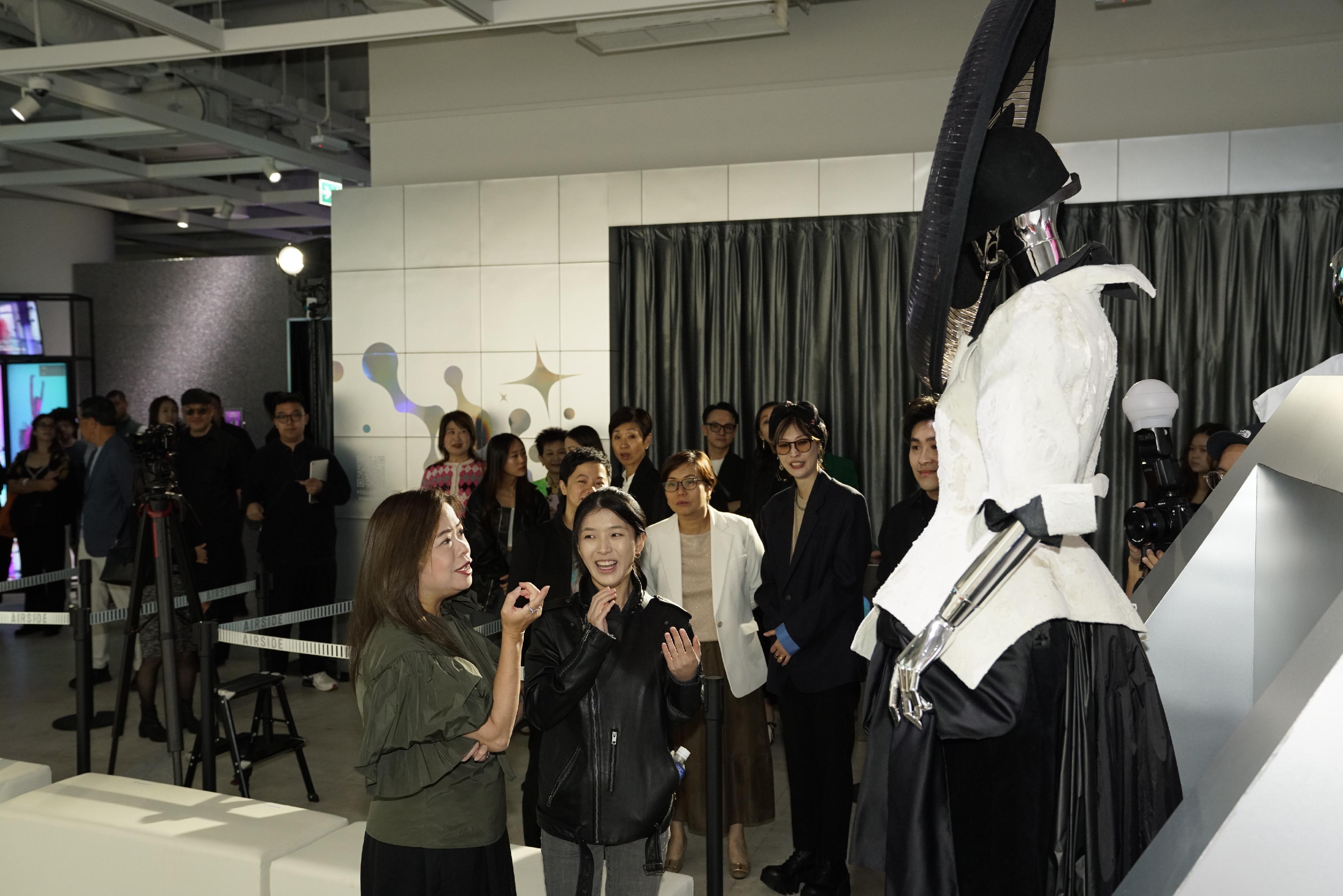 由香港特別行政區政府主辦，文化體育及旅遊局（文體旅局）文創產業發展處牽頭和資助的第二屆香港時裝薈今日（十一月二十五日）呈獻與巴黎時裝周聯乘的旗艦節目——「『起勢·玩』：數碼時裝展」（"Play, Pose & Pixel": Digital Fashion Exhibition）。圖示文體旅局局長羅淑佩（前排左一）觀賞時裝作品。
