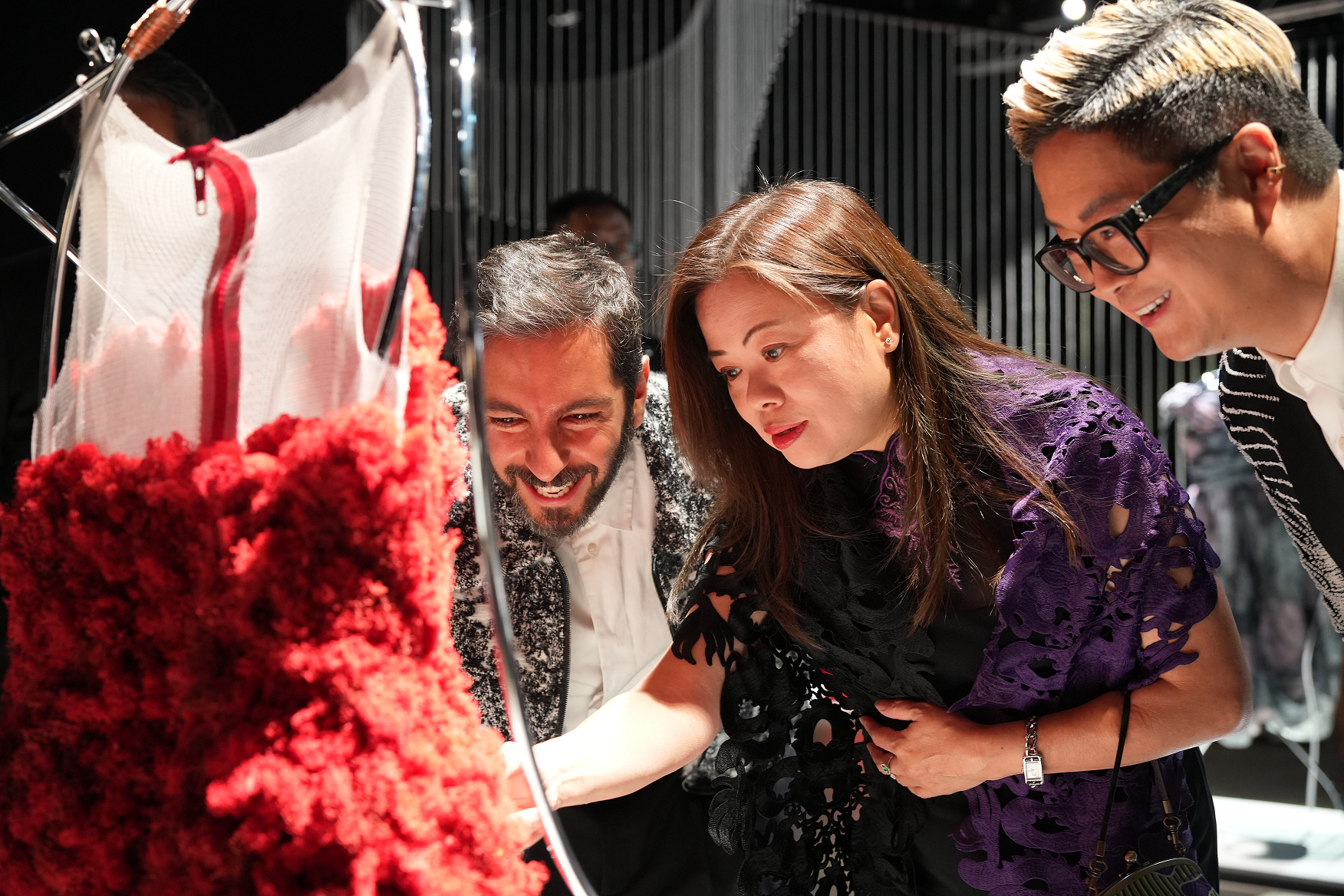 由香港特別行政區政府主辦，文化體育及旅遊局（文體旅局）文創產業發展處牽頭和資助的第二屆香港時裝薈今日（十一月二十五日）呈獻與米蘭時裝周聯乘的旗艦節目——「時尚再續：風潮無界」（Fashion to Reconnect: A Tale of Two Style Capitals）。圖示文體旅局局長羅淑佩（中）觀賞時裝作品。
