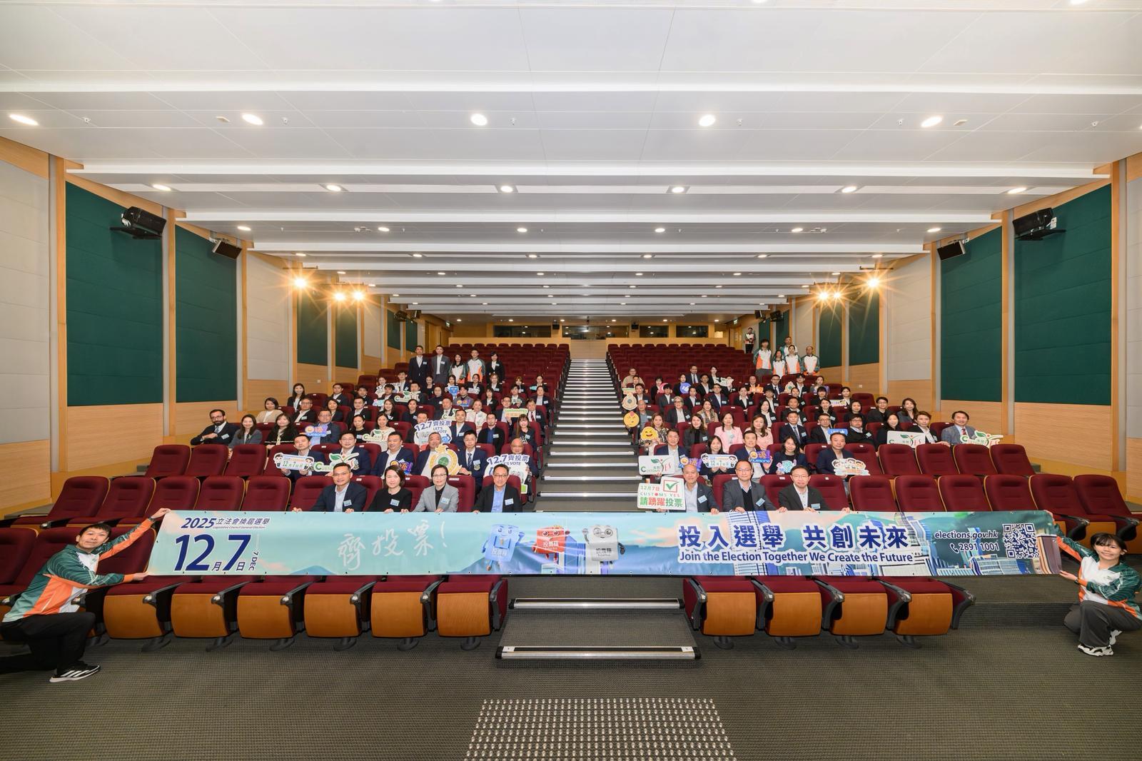 海关关长陈子达（第一排左四）及海关首长级人员与「Customs YES」名誉会长会及管理委员会成员、支持机构代表、海关科系代表及「Customs YES」暑期工作实习计划2025实习生今日（十一月二十五日）出席「Customs YES」暑期工作实习计划2025证书颁发典礼。