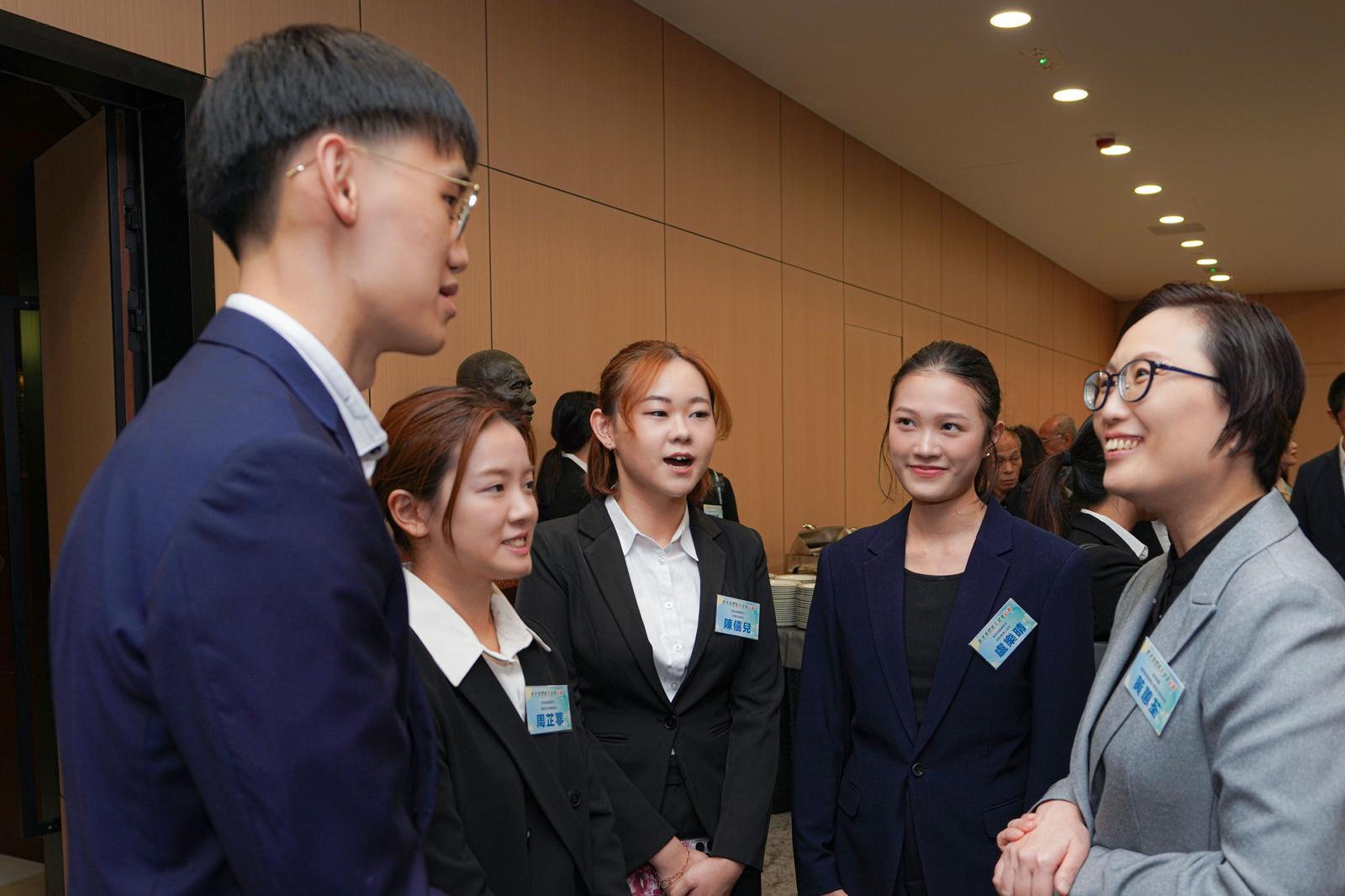 The Acting Deputy Commissioner (Management and Strategic Development) of Customs and Excise, Ms Phoebe Wong (first right), today (November 25) interacts with interns of the "Customs YES" Summer Internship Programme 2025, and encourages them to explore diverse career paths through internship opportunities.