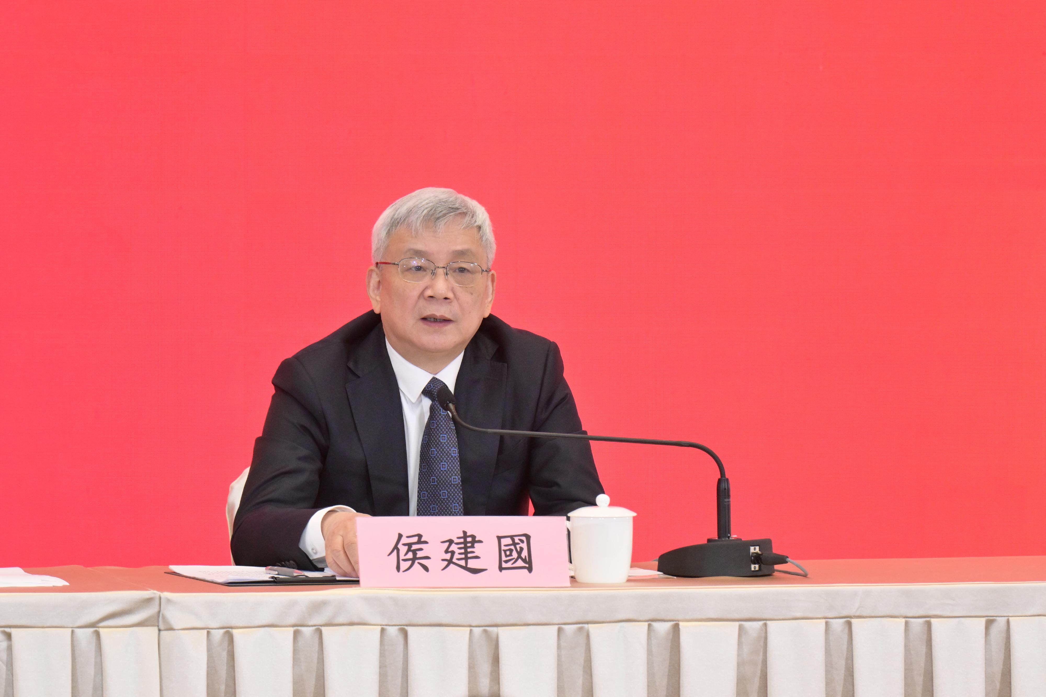 香港特別行政區政府今日（十一月二十五日）舉辦第二場中共二十屆四中全會精神宣講會。圖示中央宣講團成員、中國科學院院長、黨組書記侯建國在添馬政府總部舉行的宣講會上進行宣講。