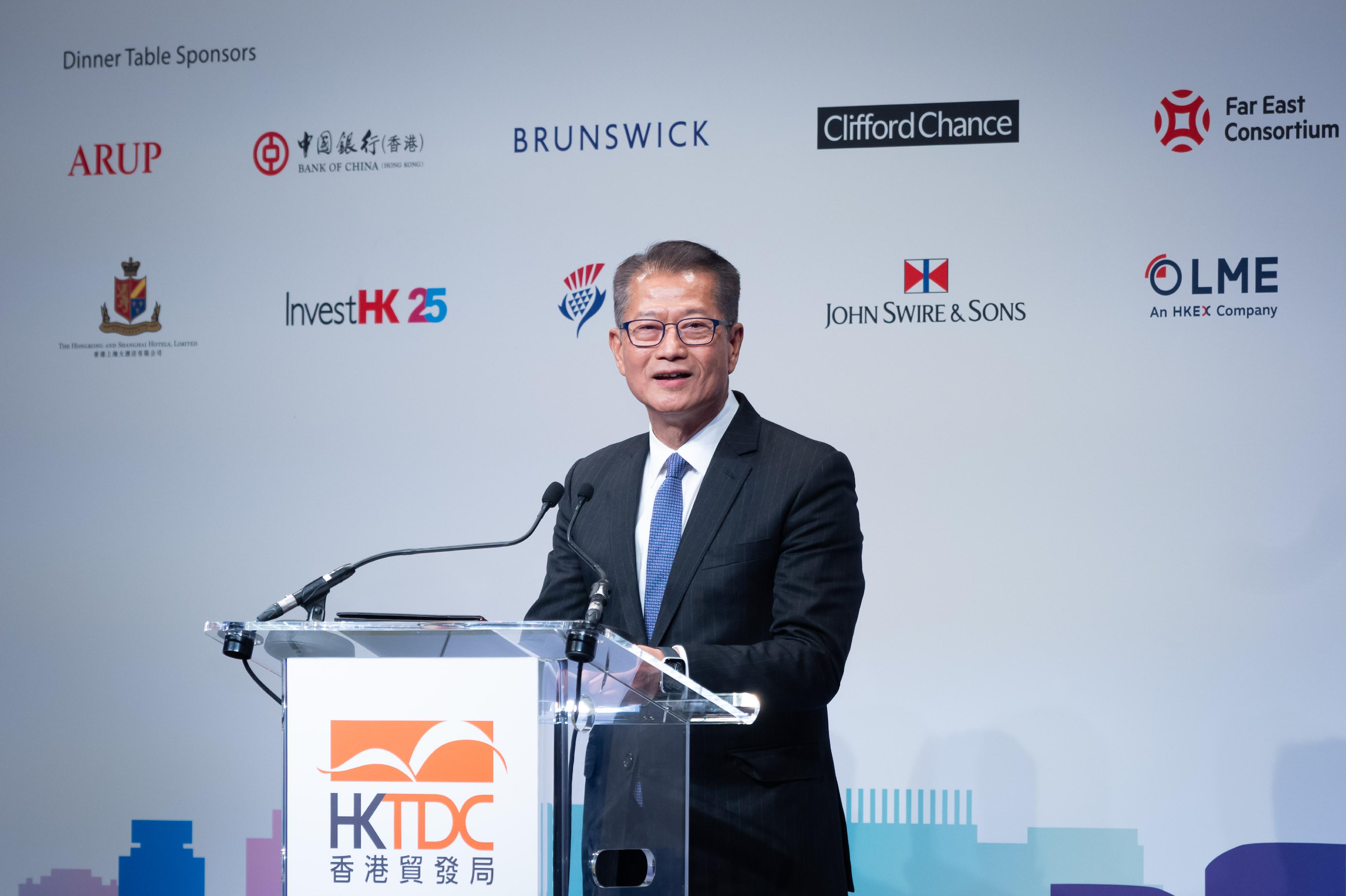 The Financial Secretary, Mr Paul Chan, arrived in London yesterday (November 25, London time) to begin his visit. Photo shows Mr Chan delivering a keynote speech at the Hong Kong Dinner hosted by the Hong Kong Trade Development Council.