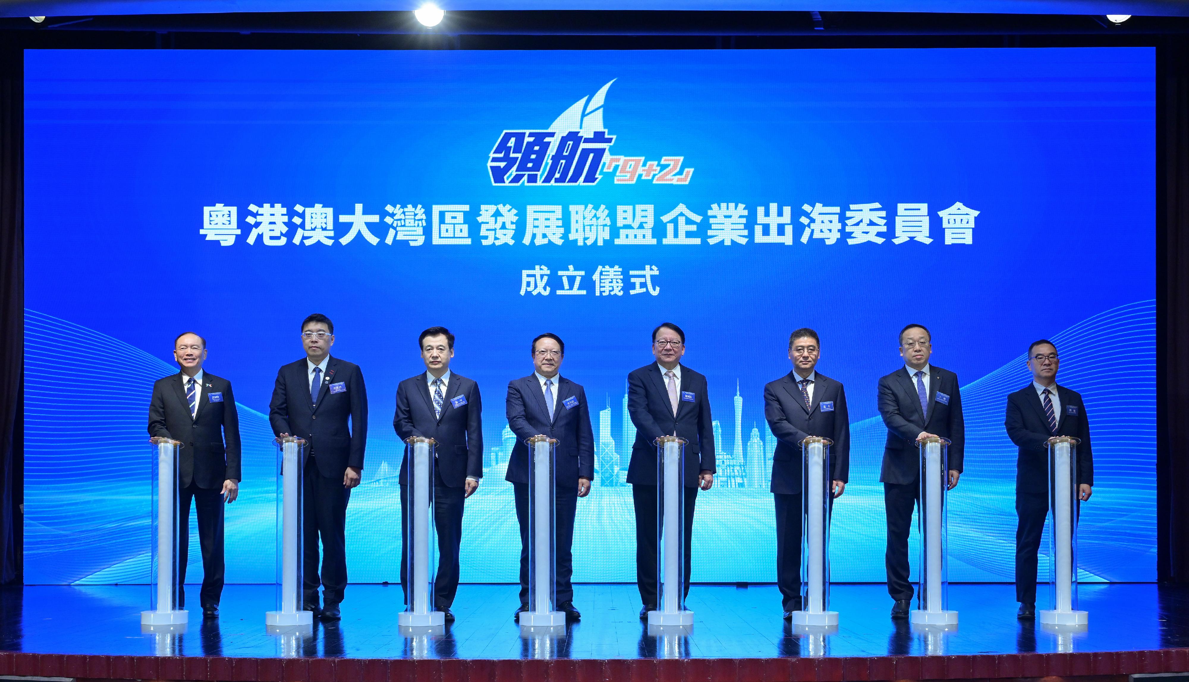 政務司司長陳國基今日（十一月二十六日）出席領航「9+2」．第六屆粵港澳大灣區發展論壇暨頒獎典禮。圖示（左三起）中央人民政府駐香港特別行政區維護國家安全公署聯絡局二級巡視員宋一平、香港大公文匯傳媒集團董事長李大宏、陳國基、中華人民共和國外交部駐香港特別行政區特派員公署副特派員花有及其他嘉賓主持成立儀式。