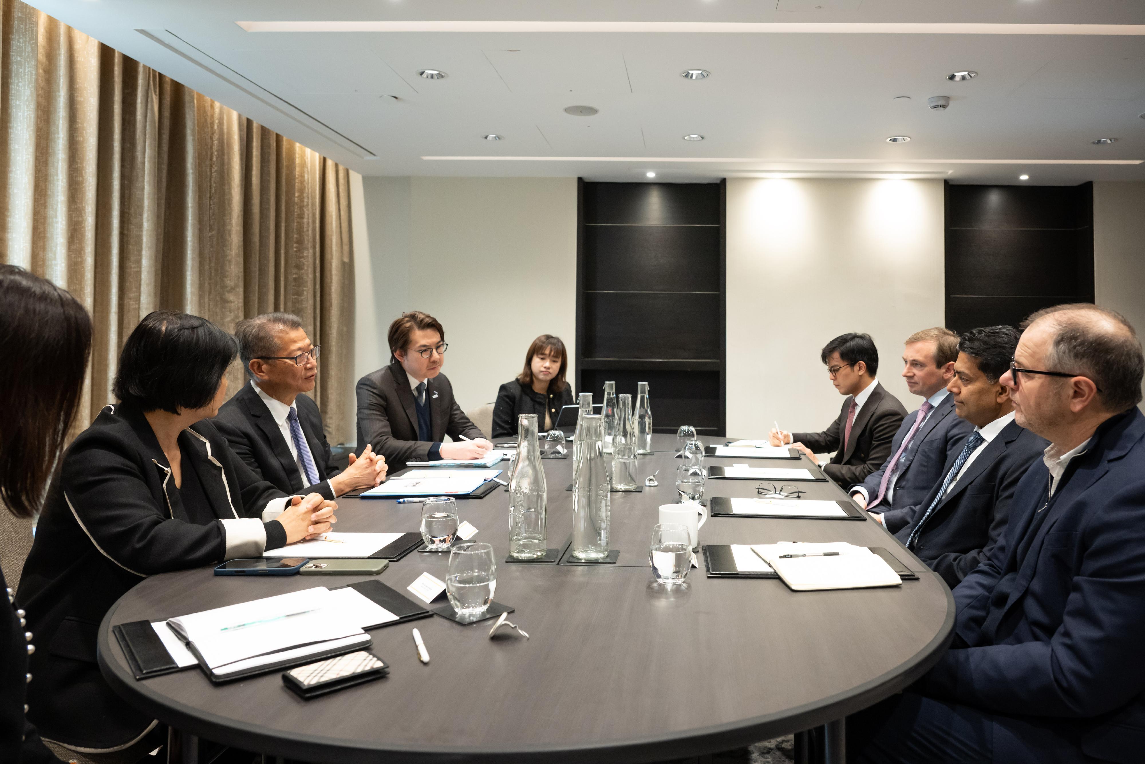 The Financial Secretary, Mr Paul Chan, arrived in London yesterday (November 25, London time) to begin his visit. Photo shows Mr Chan (third left) meeting with representatives of a financial institution interested in setting up operations in Hong Kong.