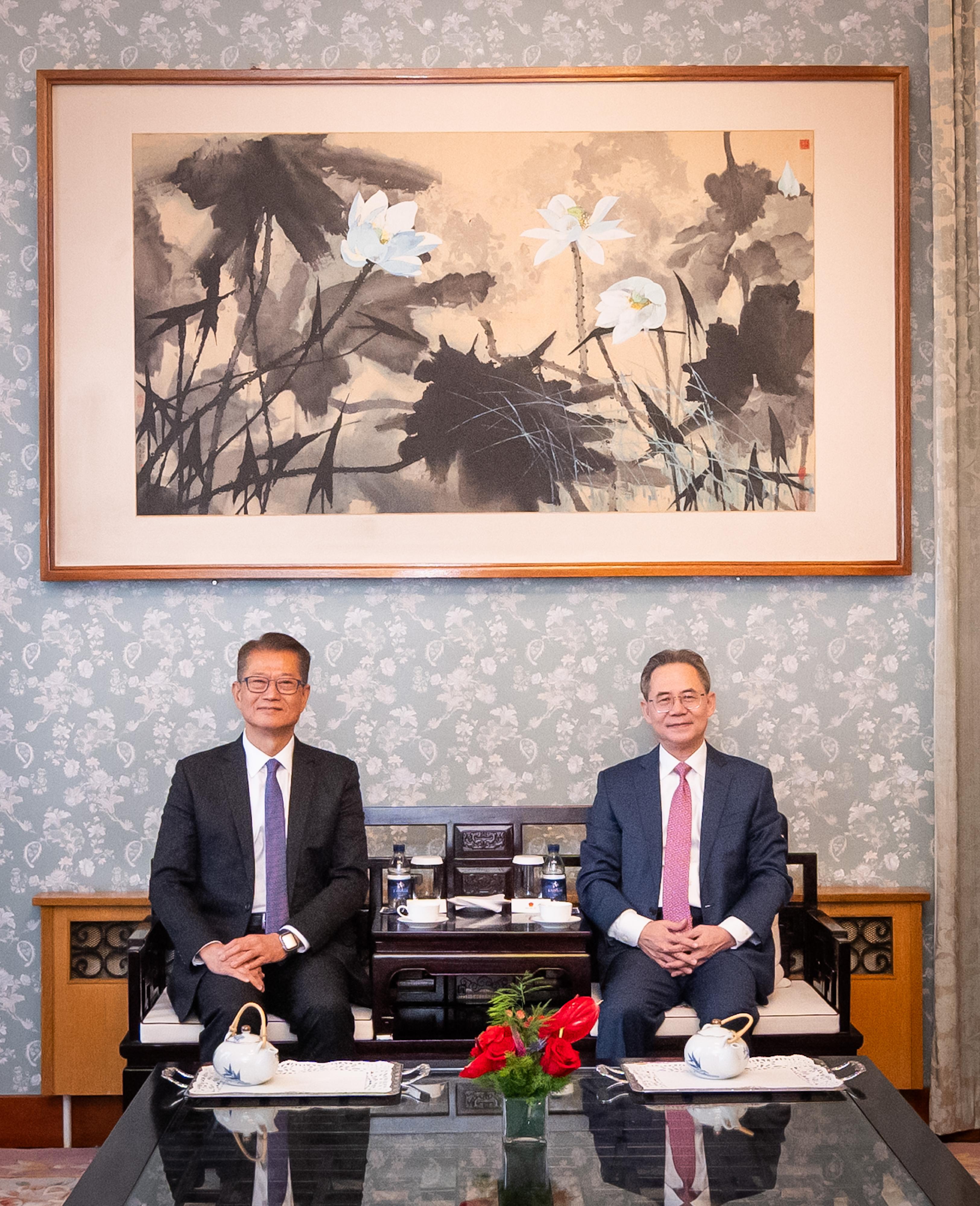 The Financial Secretary, Mr Paul Chan, arrived in London yesterday (November 25, London time) to begin his visit. Photo shows Mr Chan (left) meeting with the Ambassador Extraordinary and Plenipotentiary of the People's Republic of China to the United Kingdom, Mr Zheng Zeguang (right).
