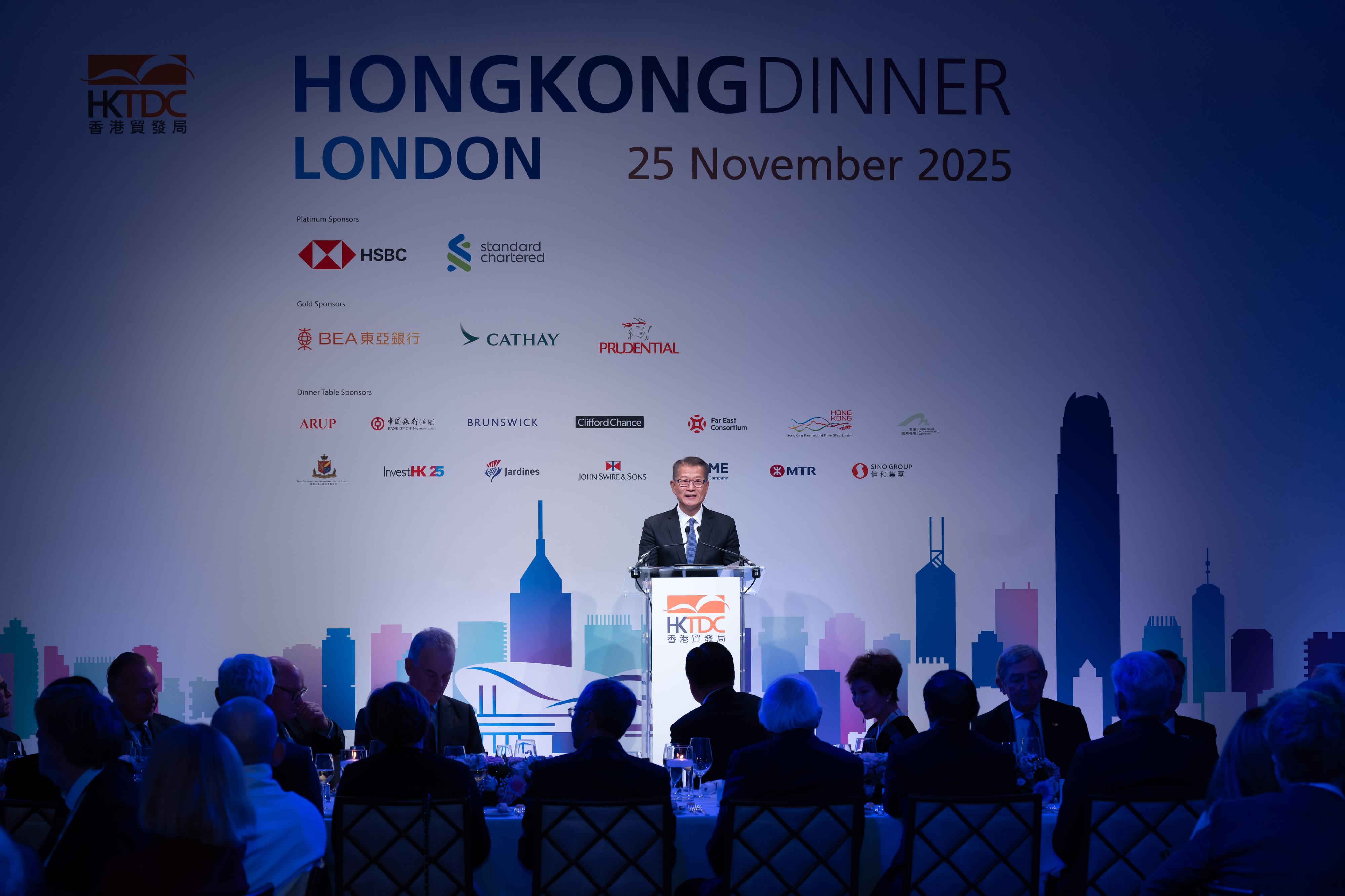 The Financial Secretary, Mr Paul Chan, arrived in London yesterday (November 25, London time) to begin his visit. Photo shows Mr Chan delivering a keynote speech at the Hong Kong Dinner hosted by the Hong Kong Trade Development Council.