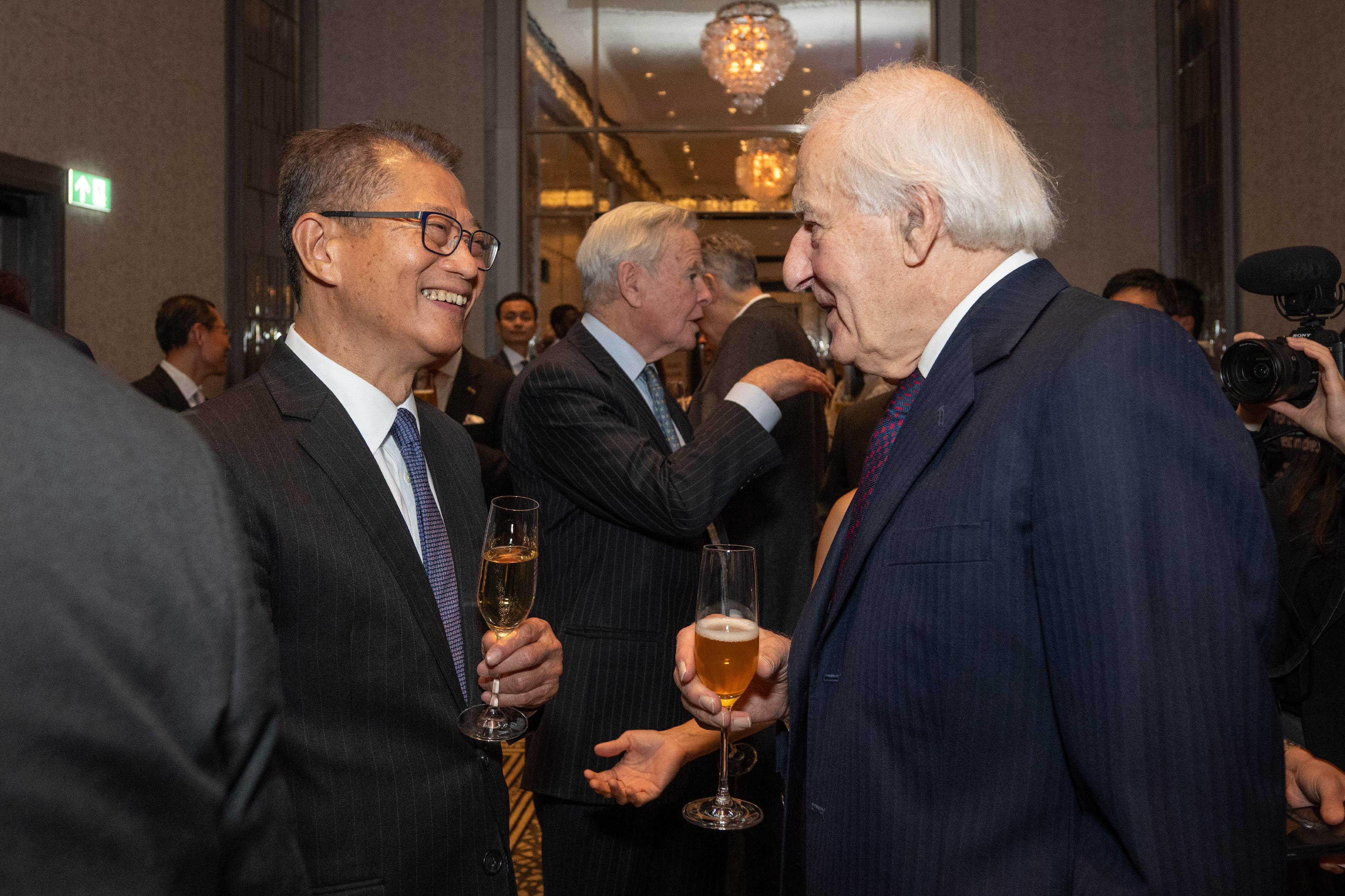The Financial Secretary, Mr Paul Chan, arrived in London yesterday (November 25, London time) to begin his visit. Photo shows Mr Chan (left) engaging with Lord David Wilson (right) at the Hong Kong Dinner hosted by the Hong Kong Trade Development Council.