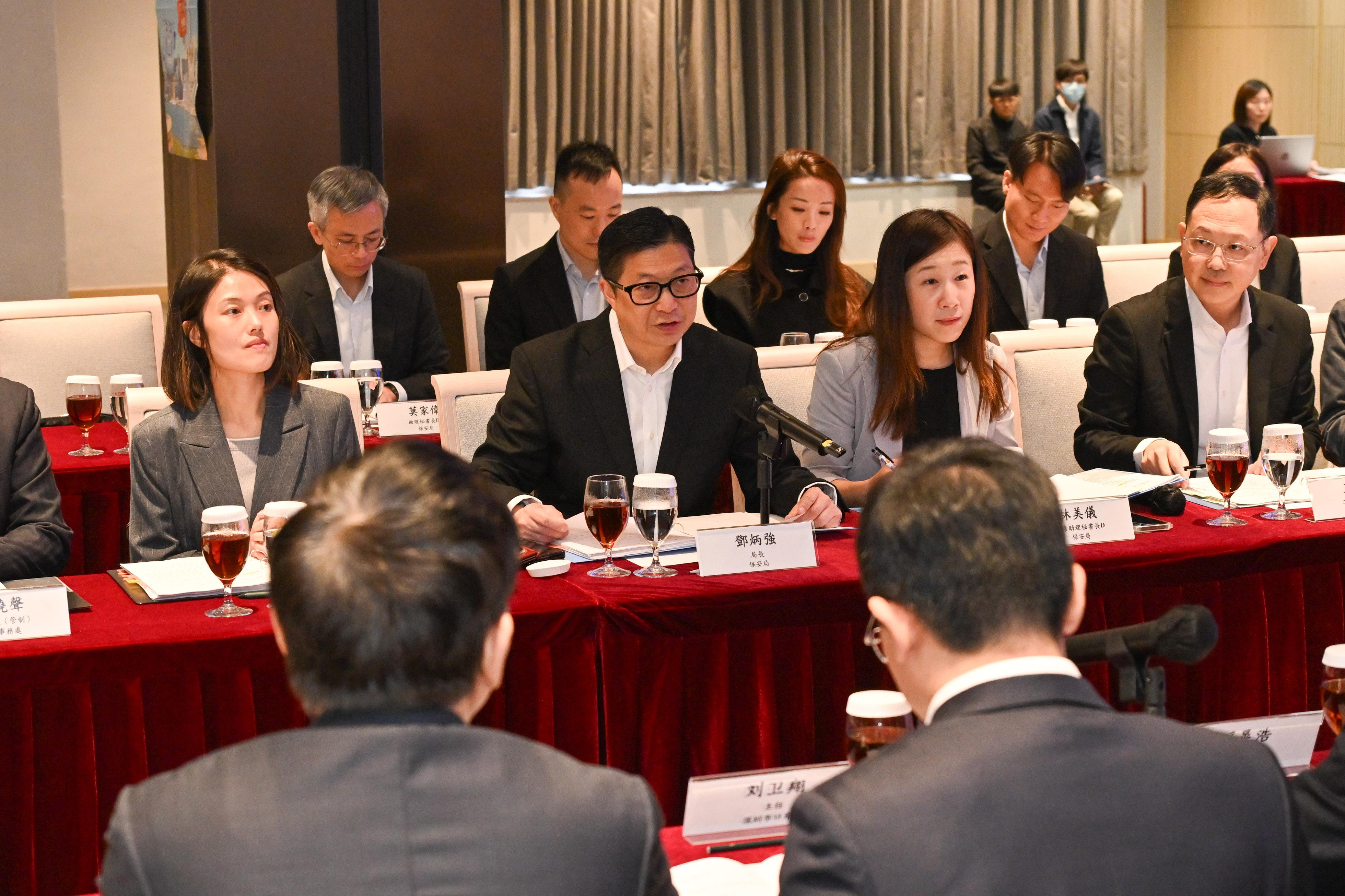 保安局局長鄧炳強與深圳市人民政府副市長羅晃浩今日（十一月二十六日）在香港共同主持「港深口岸規劃建設工作專班」會議。圖示鄧炳強（前排左二）在會議中發言。